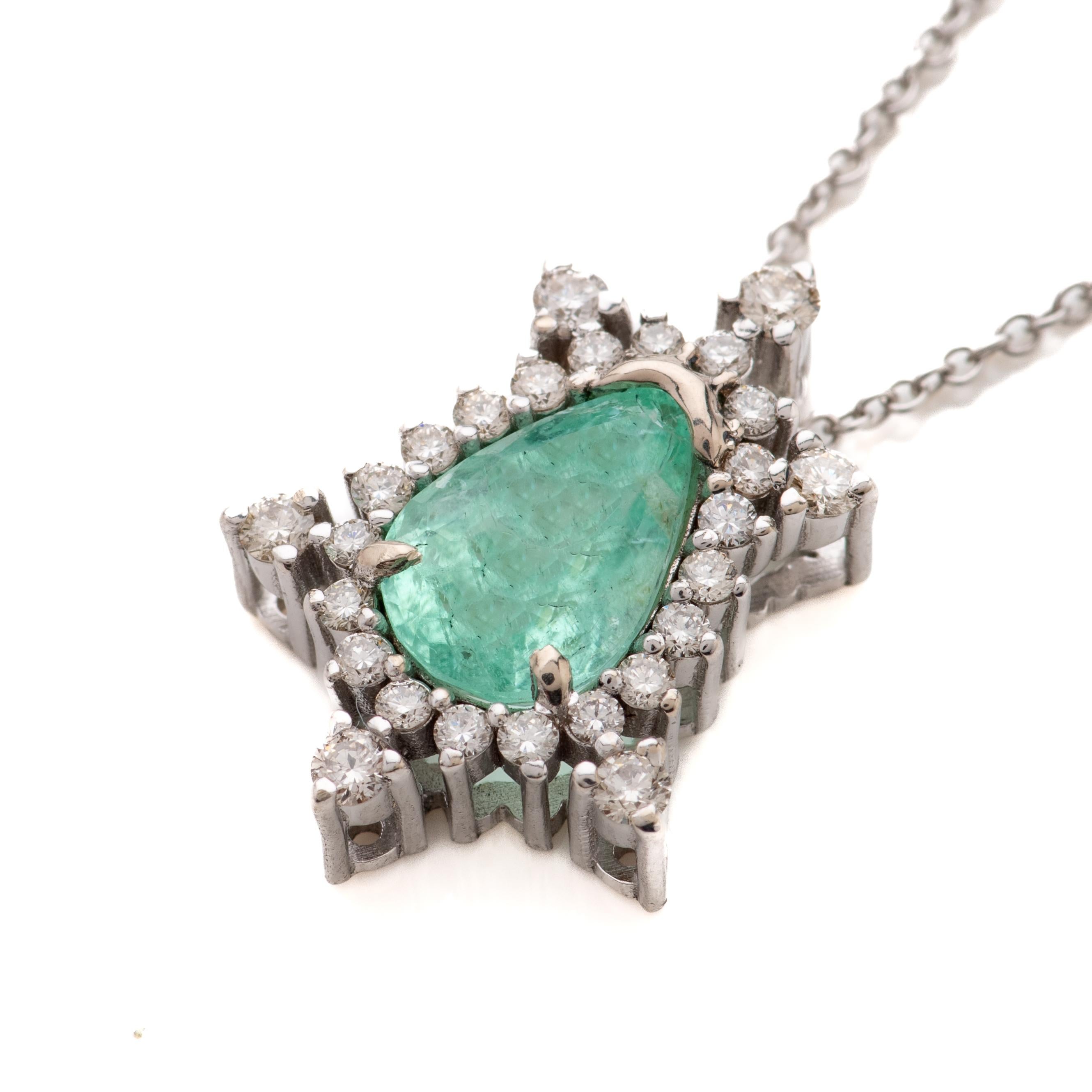 • Pendentif exquis en or blanc 14K avec tourmaline Paraiba certifiée (1.67ct) 
• Diamants (0,42ct)
• Chaîne en or blanc incluse.
•  le pendentif mesure 18mm x 13mm

Rehaussez votre collection de bijoux avec ce pendentif à couper le souffle, réalisé