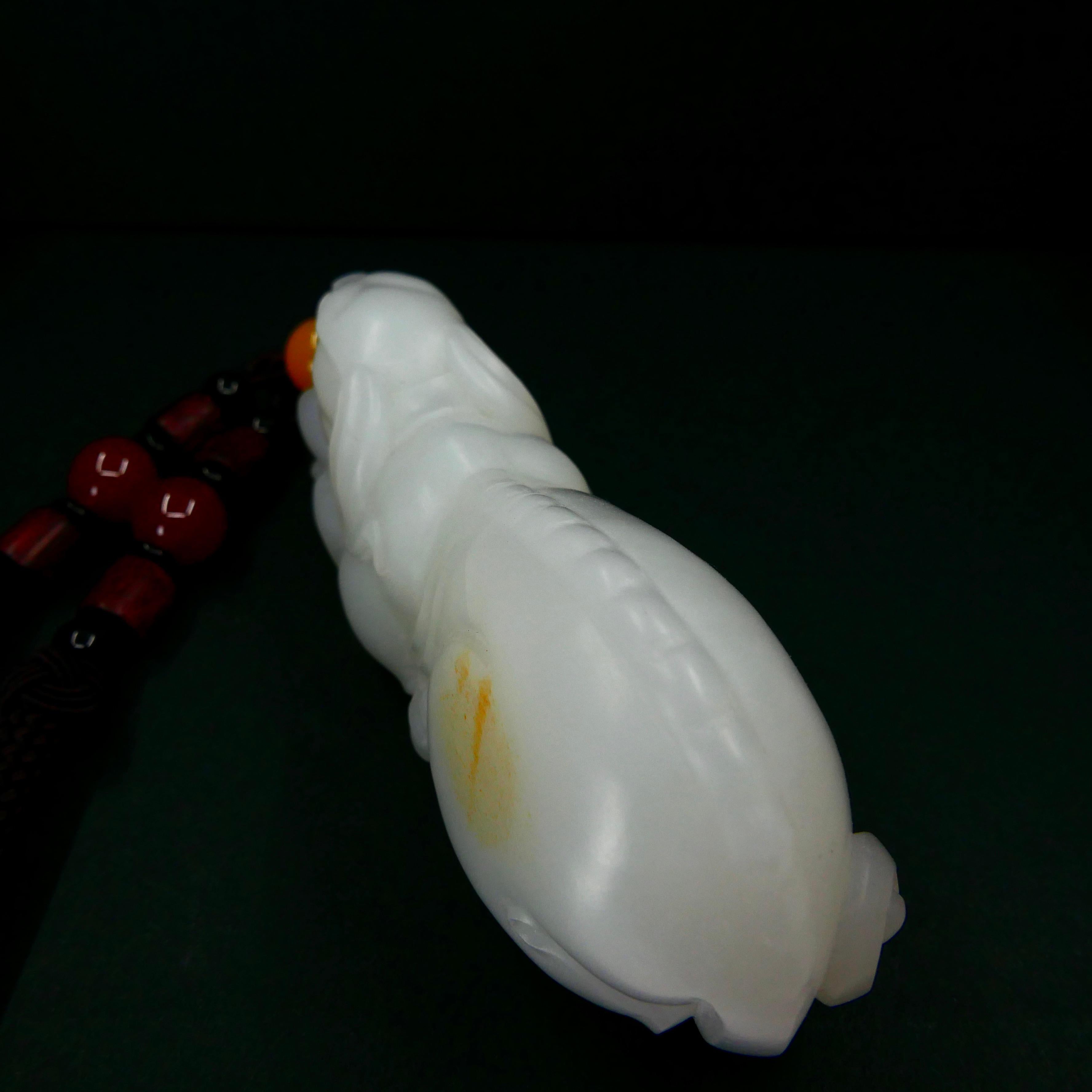 Taille grossière Création mythique en jade blanc néphrite certifié, matériau en forme de caillou de rivière Heatian en vente