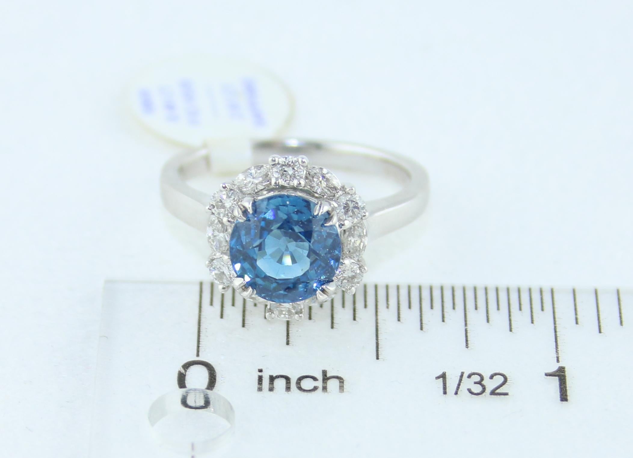 Bague avec saphir bleu ciel certifié sans chaleur de 2,97 carats et halo de diamants en vente 4
