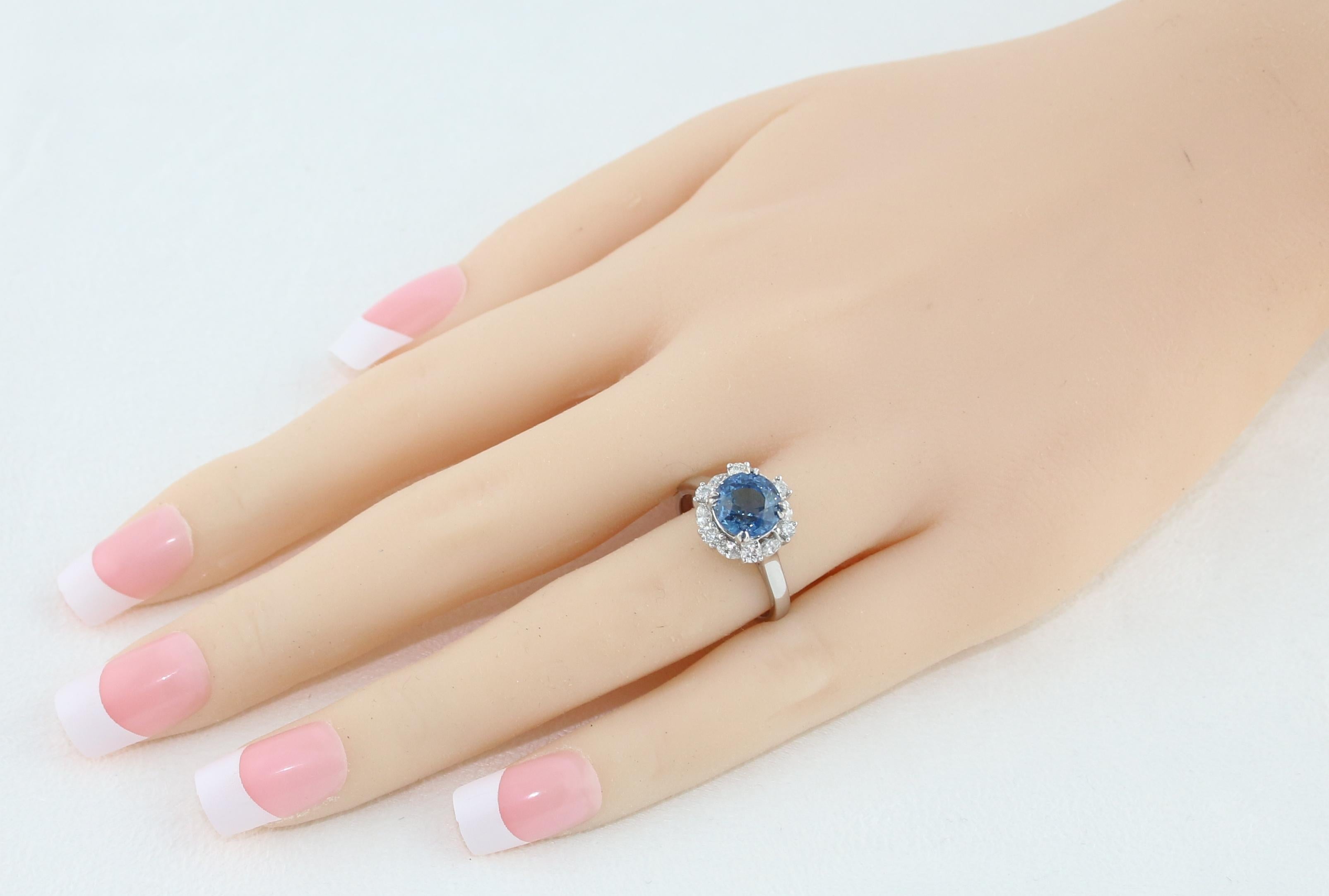 Contemporain Bague avec saphir bleu ciel certifié sans chaleur de 2,97 carats et halo de diamants en vente