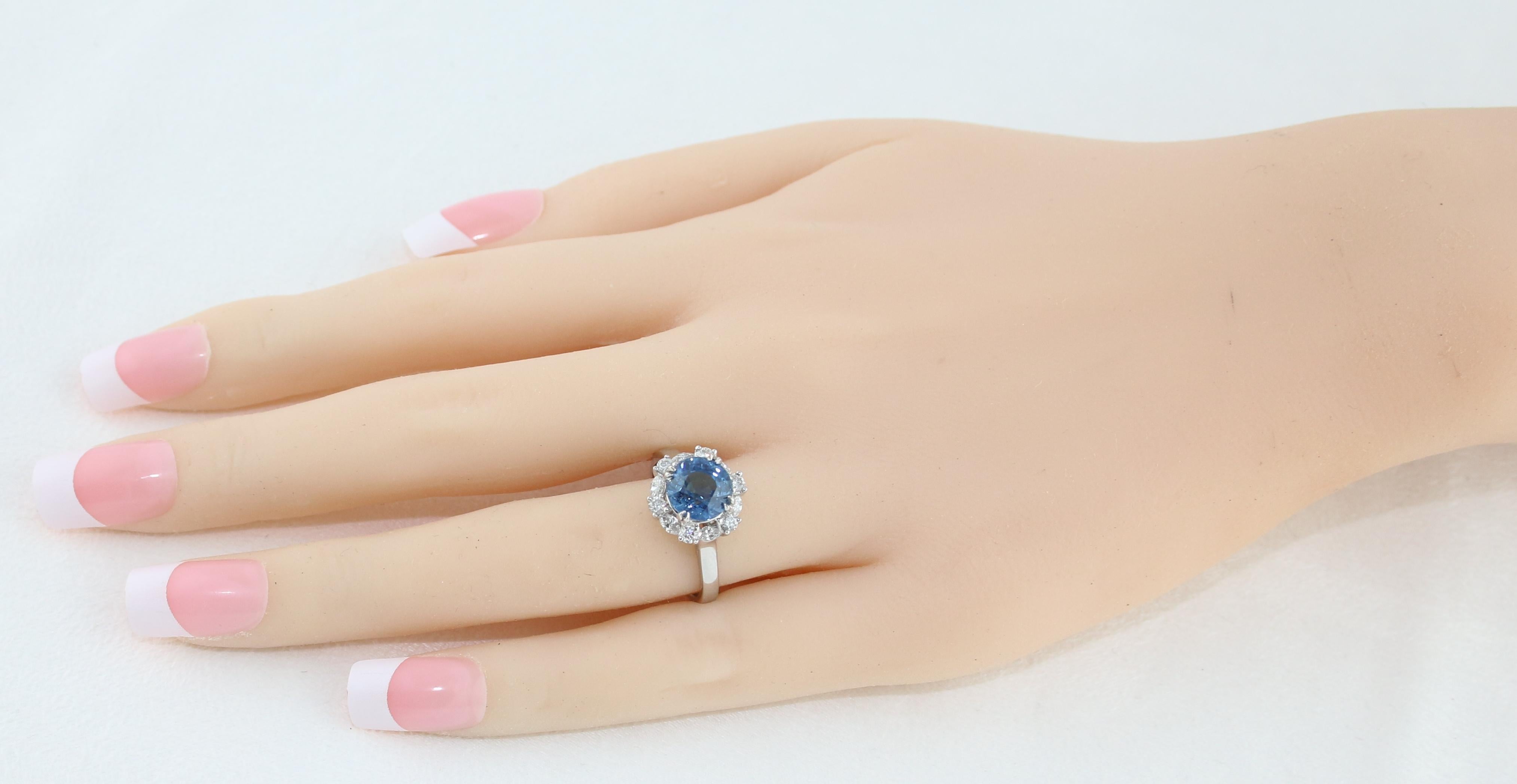 Taille ronde Bague avec saphir bleu ciel certifié sans chaleur de 2,97 carats et halo de diamants en vente