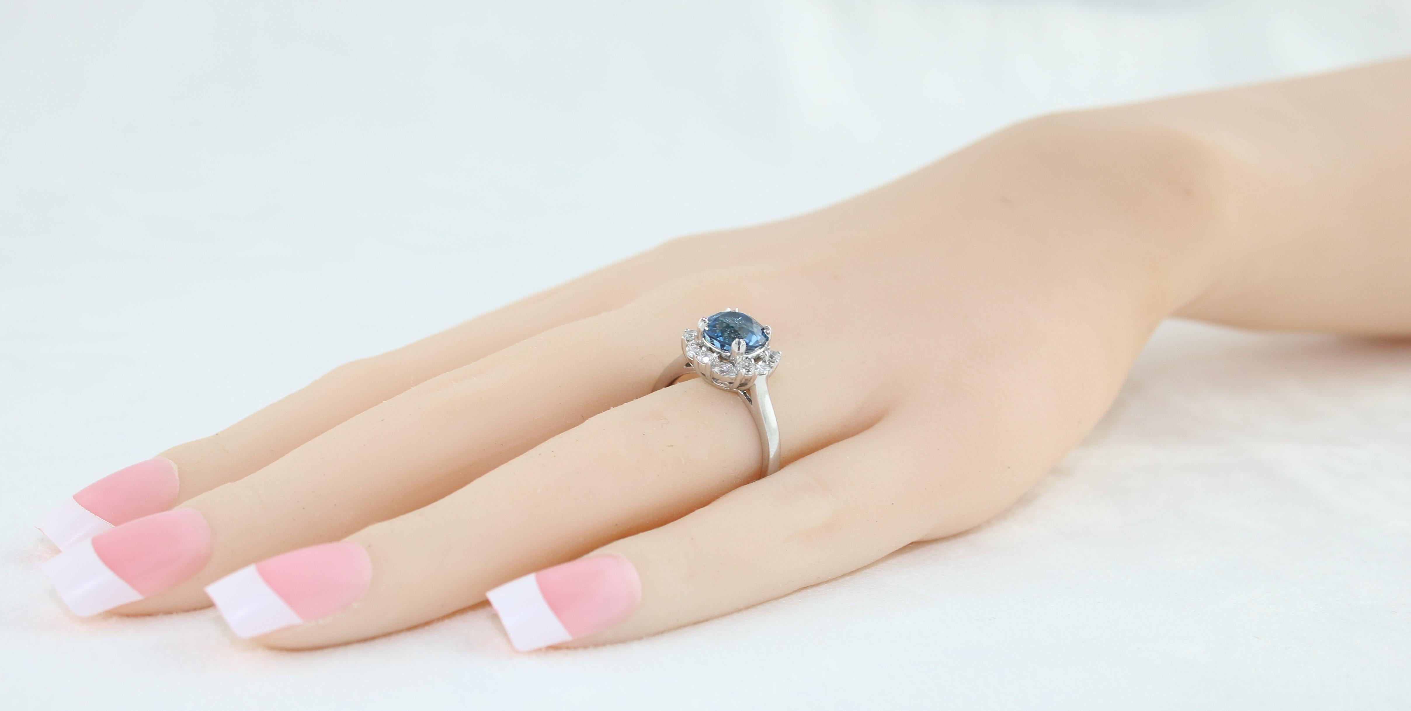 Bague avec saphir bleu ciel certifié sans chaleur de 2,97 carats et halo de diamants en vente 1