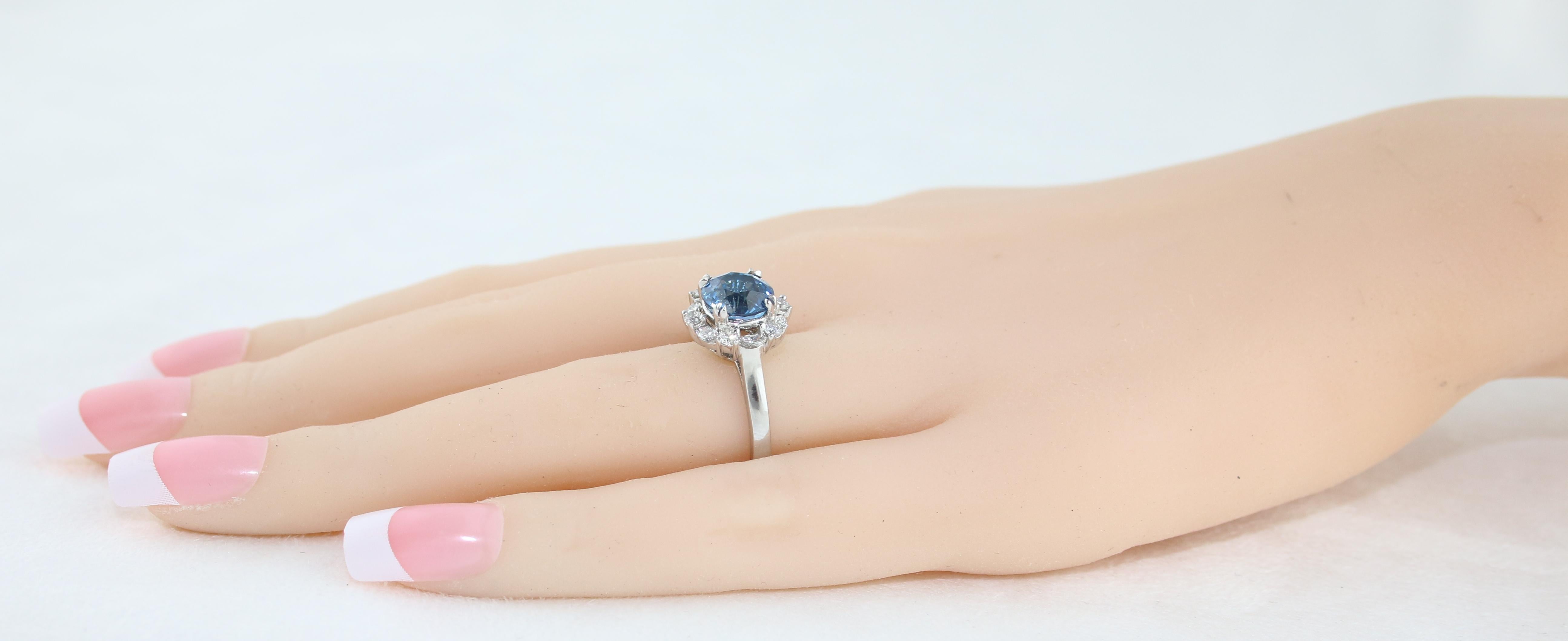Bague avec saphir bleu ciel certifié sans chaleur de 2,97 carats et halo de diamants en vente 2