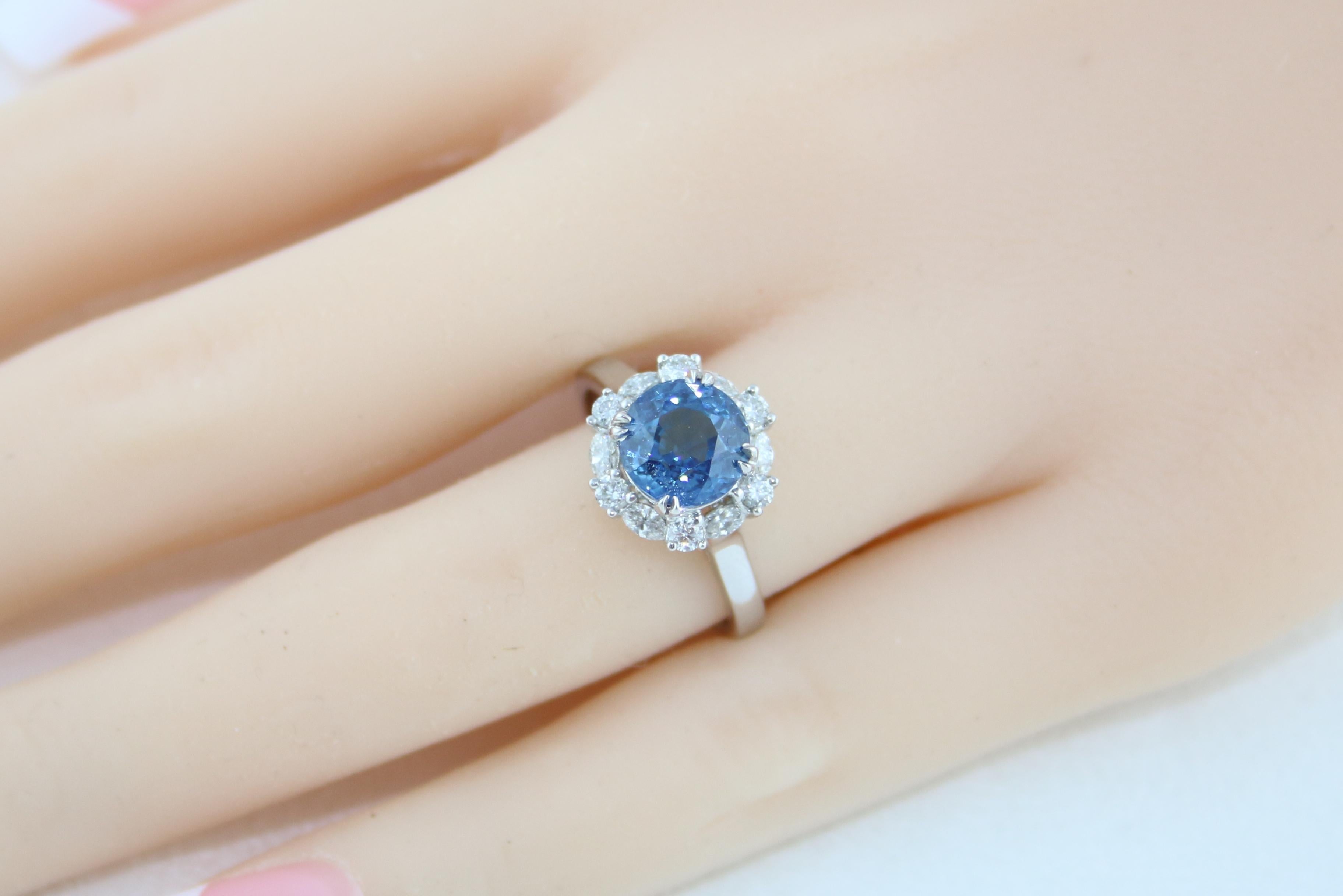 Bague avec saphir bleu ciel certifié sans chaleur de 2,97 carats et halo de diamants en vente 3