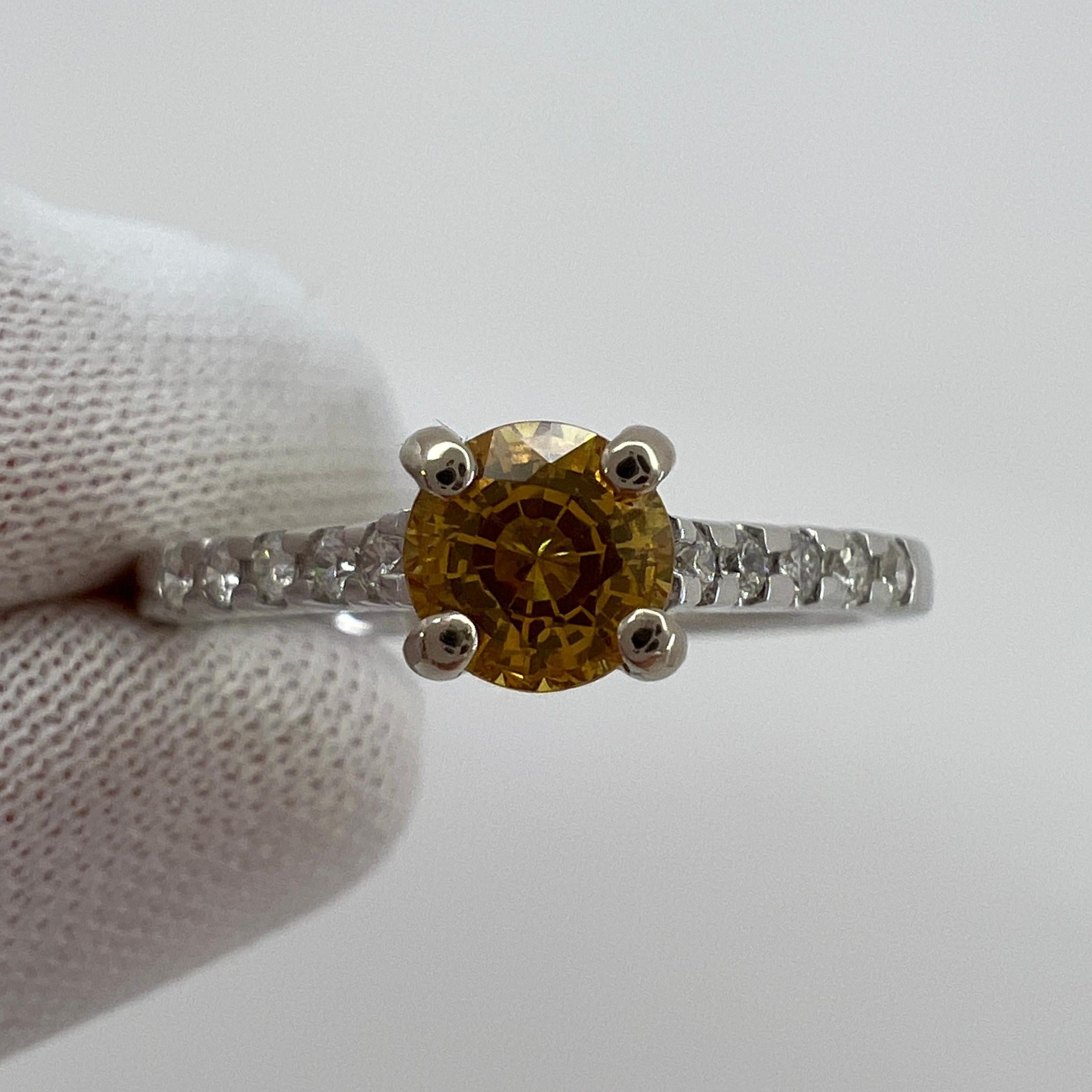Bague en or blanc 18 carats avec saphir jaune orange de Ceylan certifié sans chaleur et diamants en vente 7