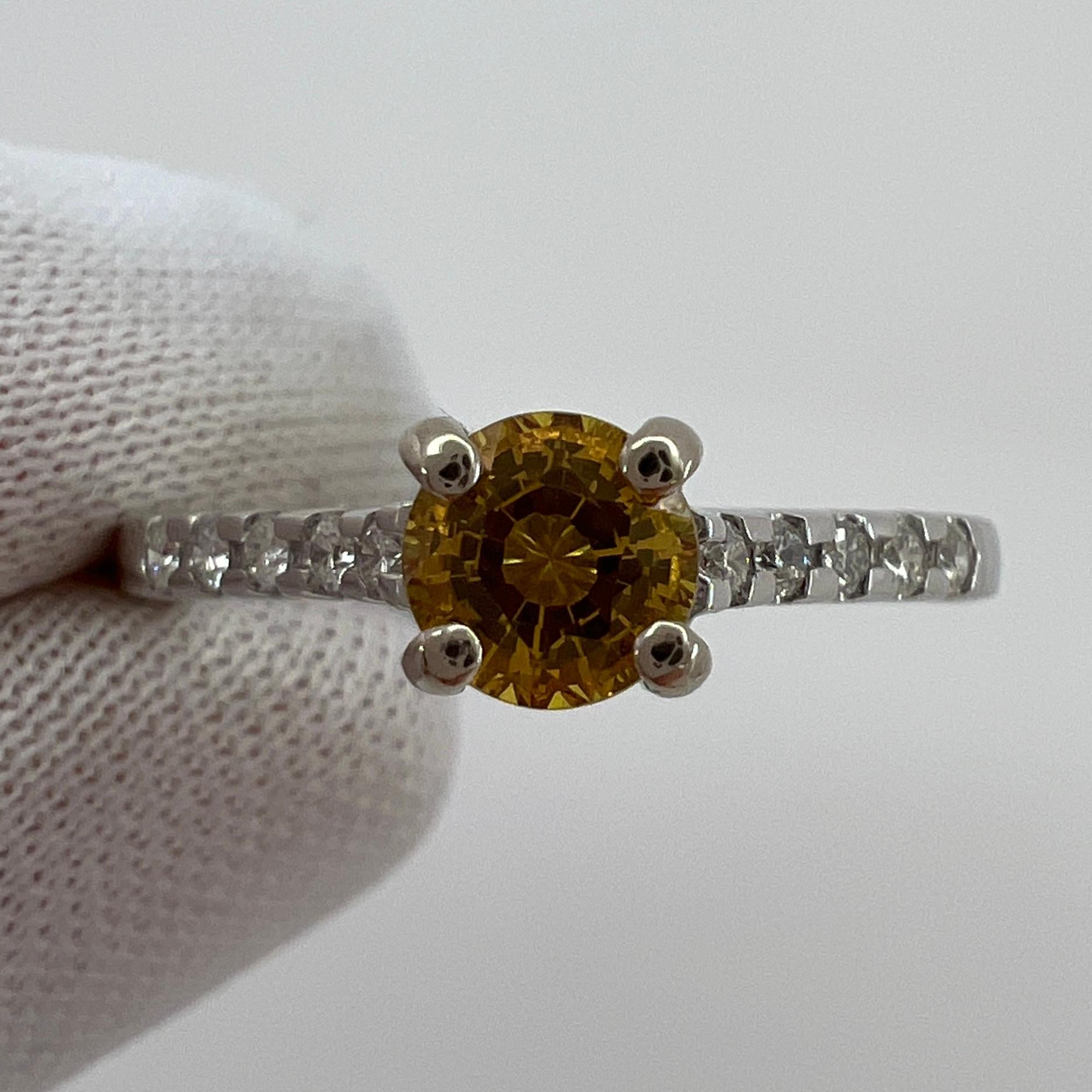 Natürlicher lebendiger gelb-oranger Ceylon-Saphir & Diamant-Ring.

0.63 Karat zentraler Saphir mit einer schönen tiefen, aber lebhaften Farbe und hervorragender Klarheit. sehr sauberer Stein.

Vollständig zertifiziert durch IGI Antwerpen, das