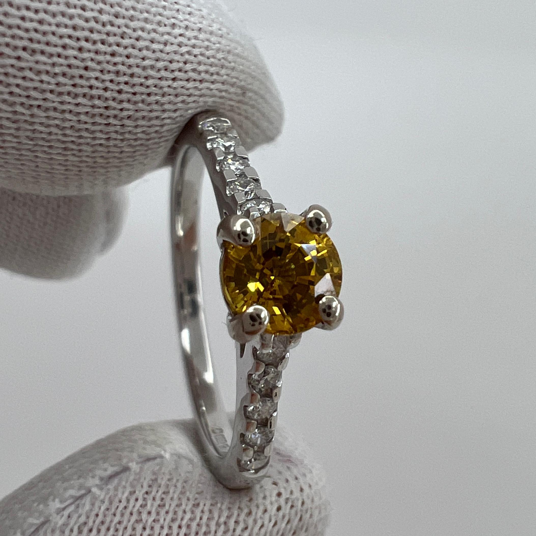 Bague en or blanc 18 carats avec saphir jaune orange de Ceylan certifié sans chaleur et diamants en vente 1