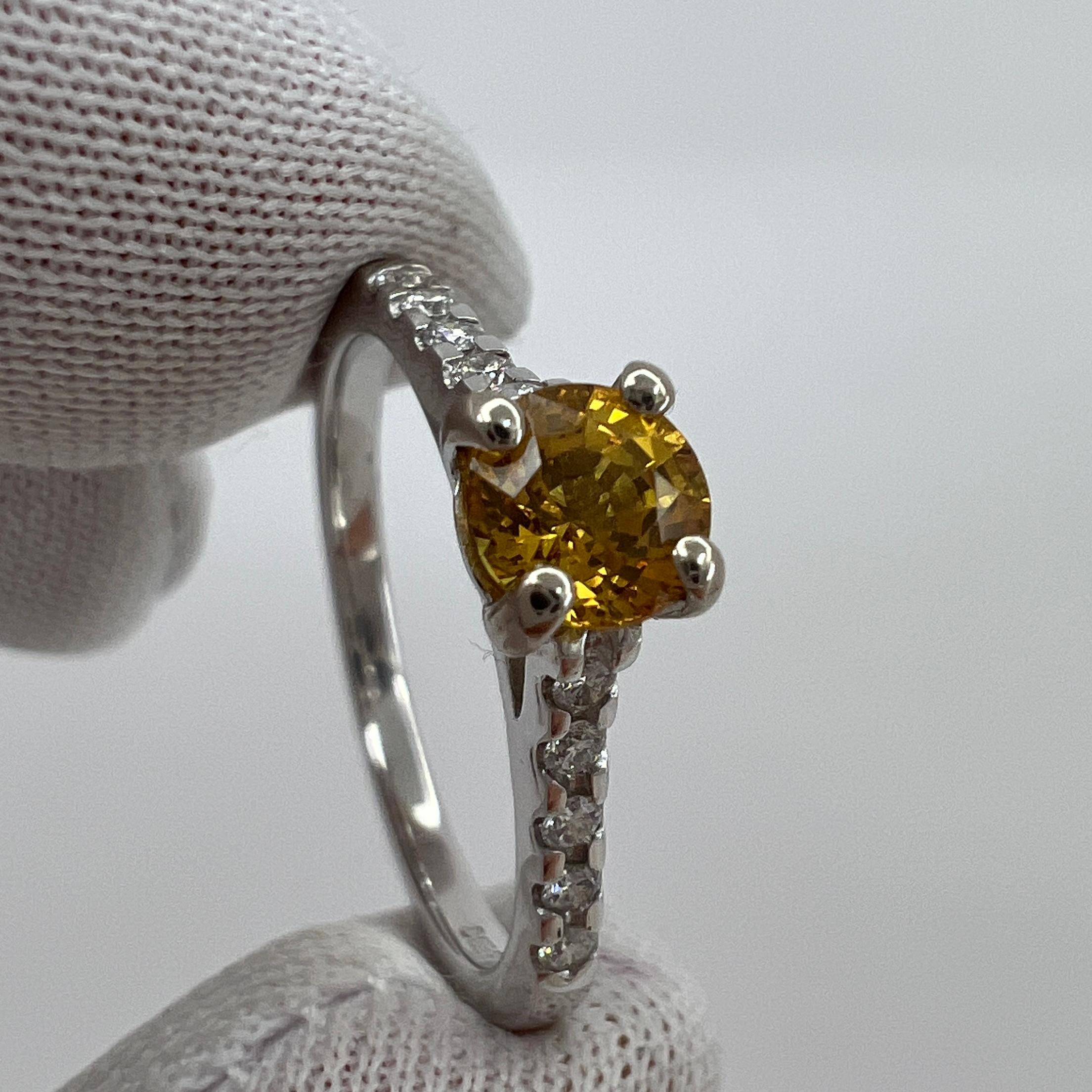 Bague en or blanc 18 carats avec saphir jaune orange de Ceylan certifié sans chaleur et diamants en vente 2