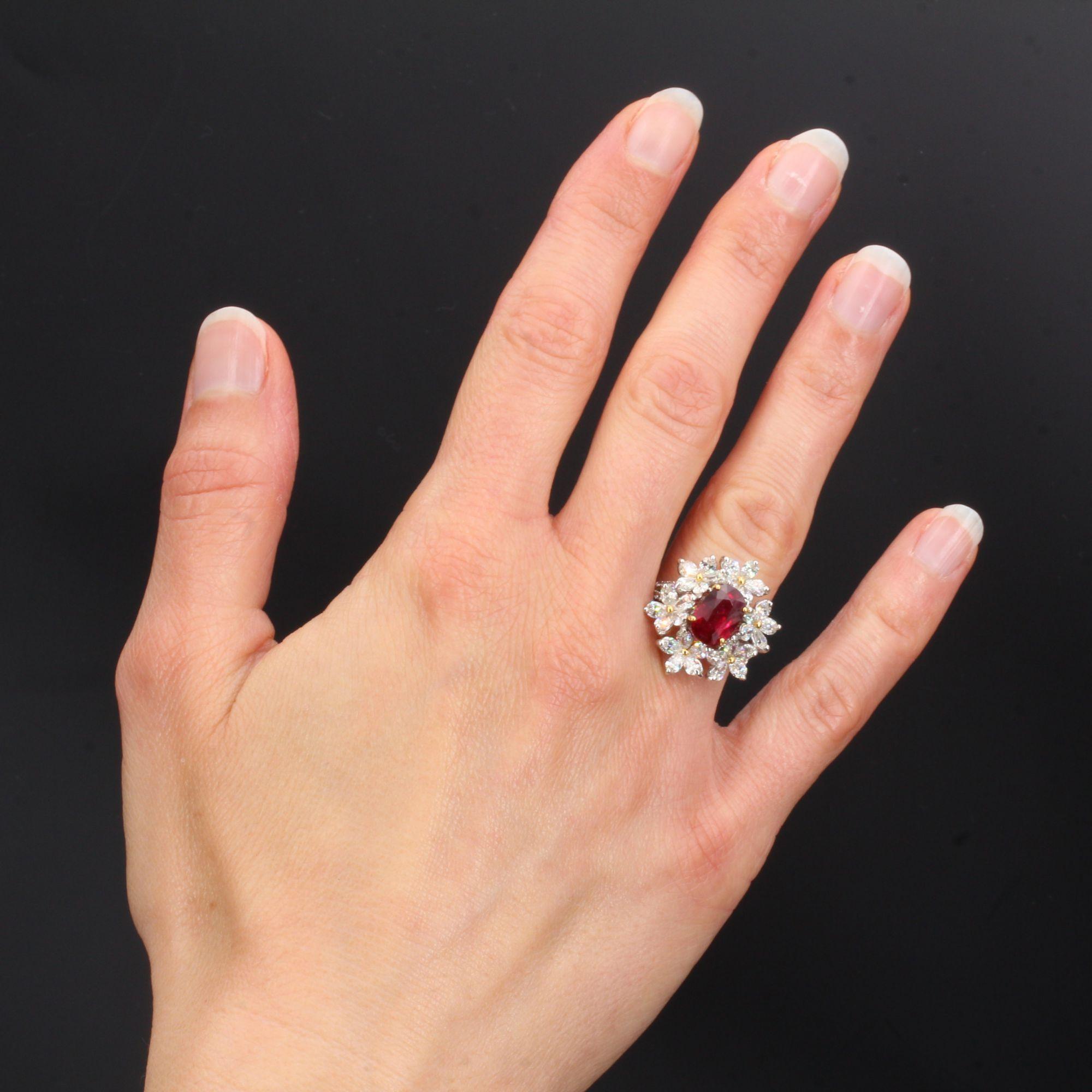 Ring in 18 karat white gold, eagle head hallmark.
This sublime ruby jewel ring is set with 4 claws on its top of a cushion- cut ruby certified 