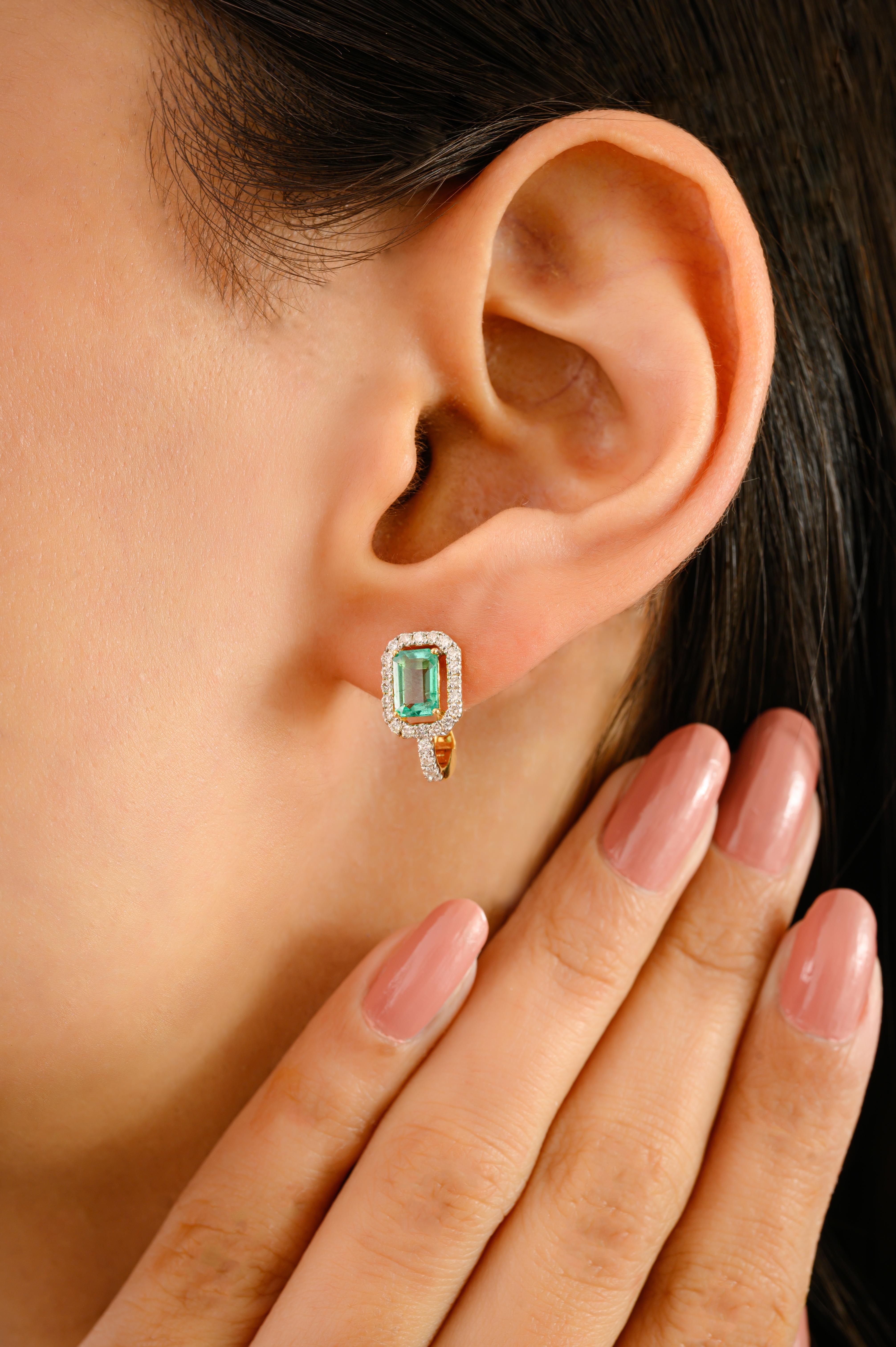 Eleva tu elegancia con estos cautivadores pendientes de oro amarillo de 14k, que exhiben un par de vibrantes esmeraldas verdes talla esmeralda de 1,23 quilates enmarcadas por un brillante halo de diamantes brillantes redondos de 0,36 quilates. El