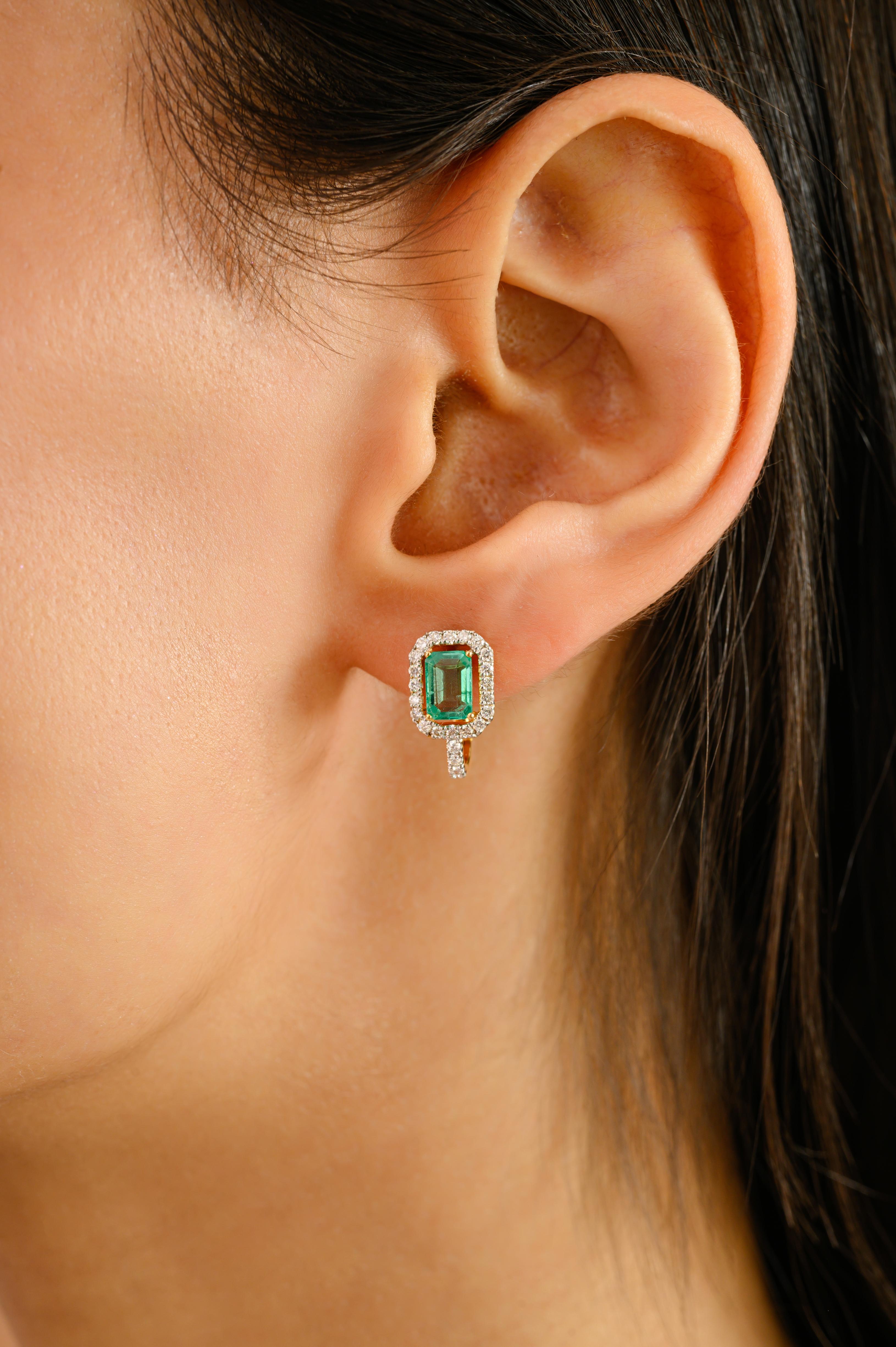 Pendientes de clip de oro amarillo de 14k con esmeraldas octogonales certificadas y halo de diamantes Corte octogonal en venta