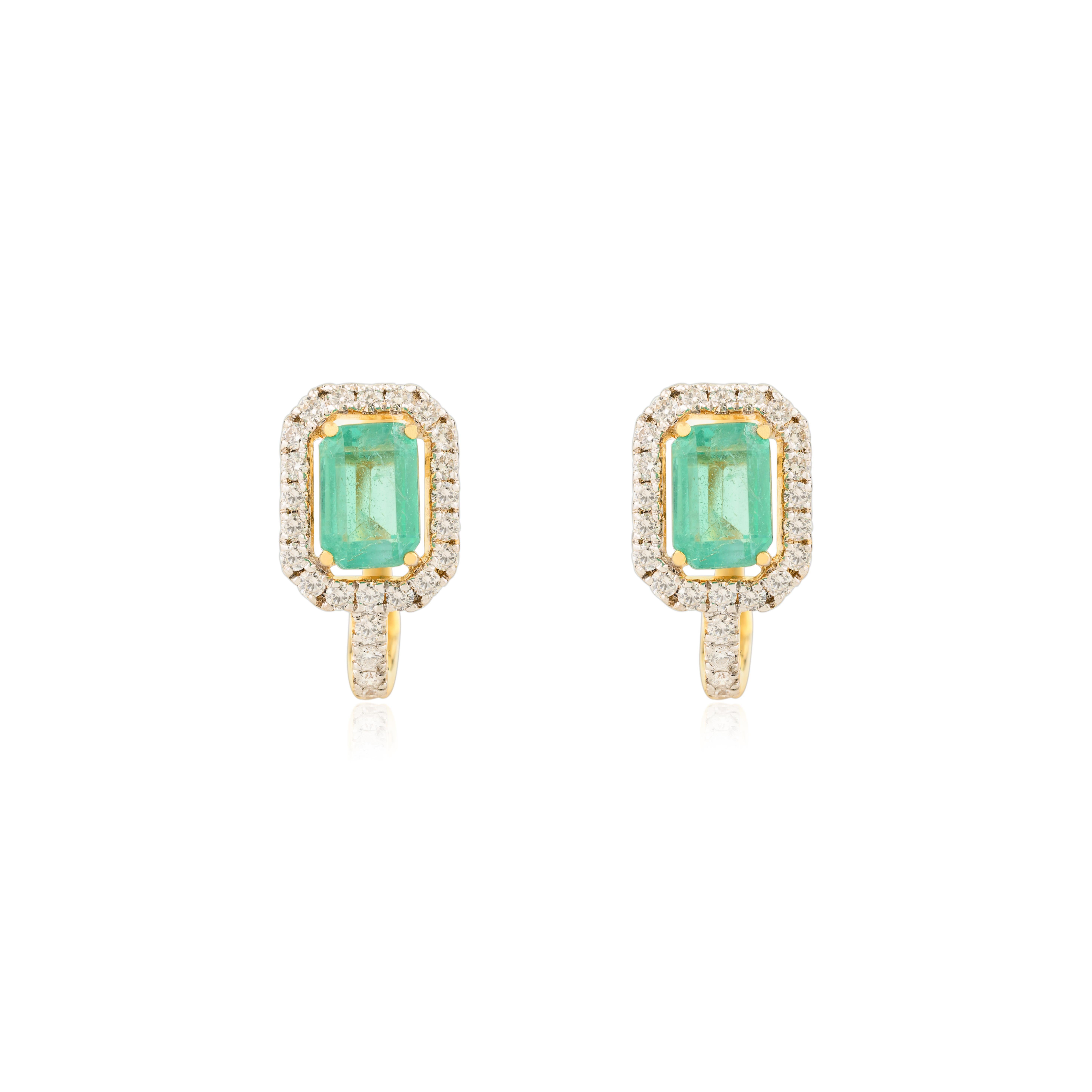 Pendientes de clip de oro amarillo de 14k con esmeraldas octogonales certificadas y halo de diamantes en Nuevo estado para la venta en New York, NY