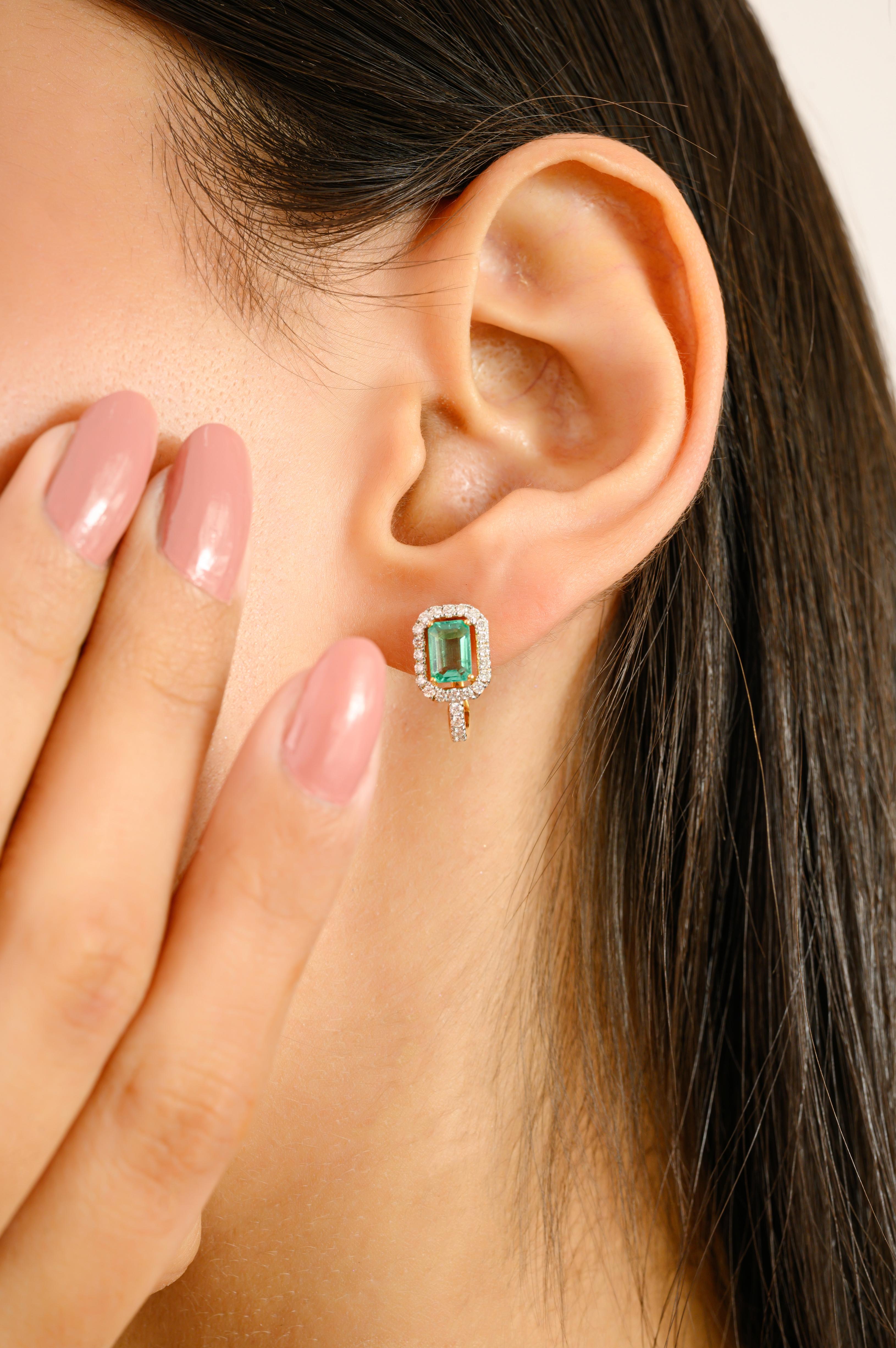 De las mujeres Pendientes de clip de oro amarillo de 14k con esmeraldas octogonales certificadas y halo de diamantes en venta