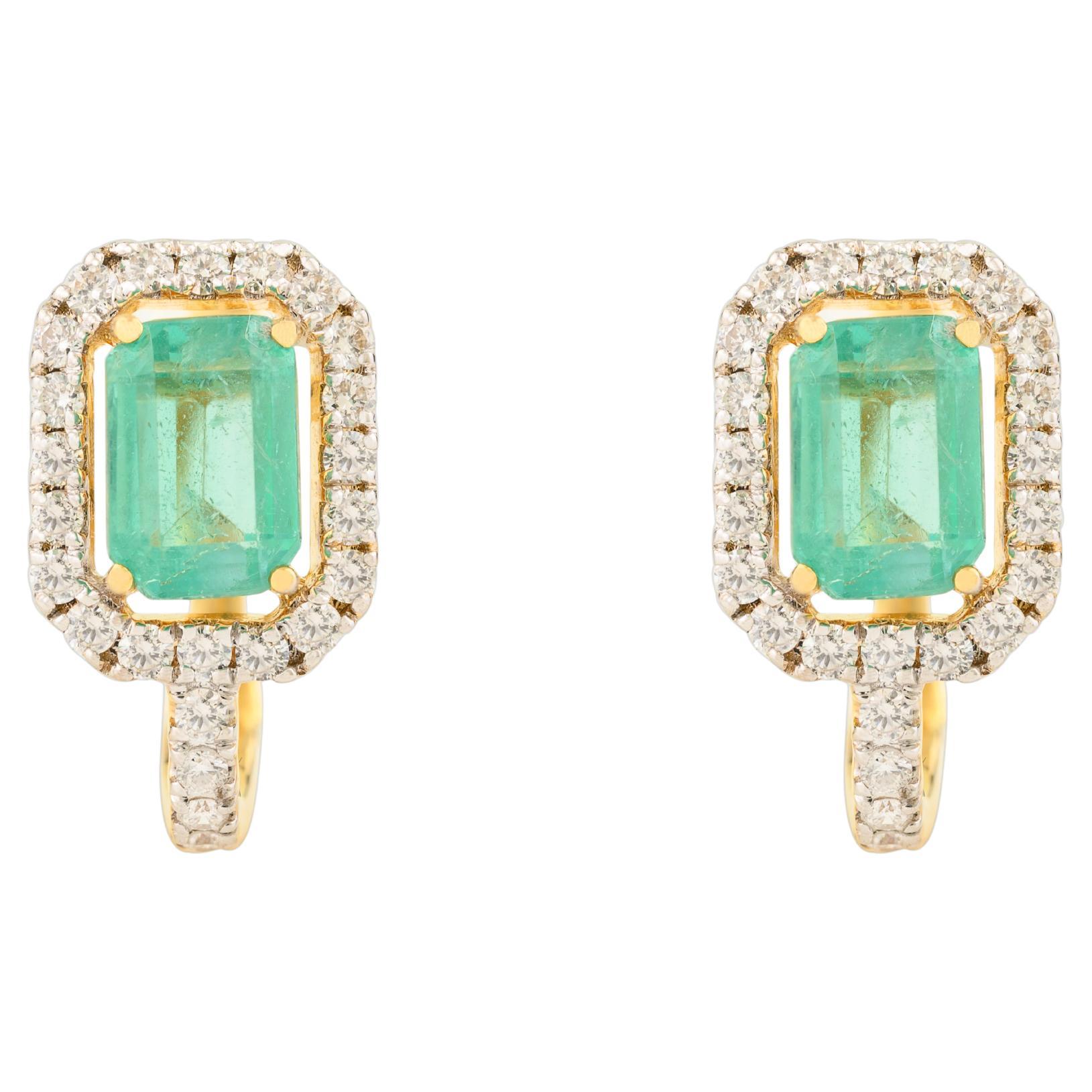 Pendientes de clip de oro amarillo de 14k con esmeraldas octogonales certificadas y halo de diamantes en venta