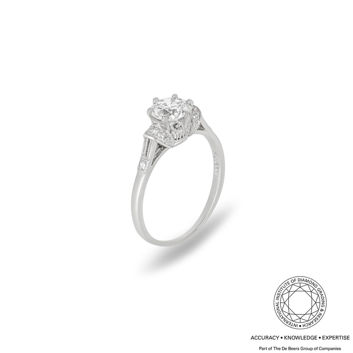 Ein wunderschöner Verlobungsring mit Diamanten aus Platin. Der Ring besteht aus einem altgeschliffenen Diamanten mit einem Gesamtgewicht von 0,88 ct, Farbe M und Reinheit VS1 und hat 8 runde Diamanten im Brillantschliff wie ein Vintage-Stil auf der