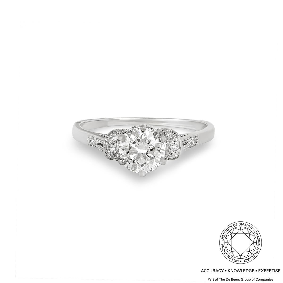 Taille ronde Bague de fiançailles en platine avec diamant certifié de 0,88 carat de taille ancienne en vente