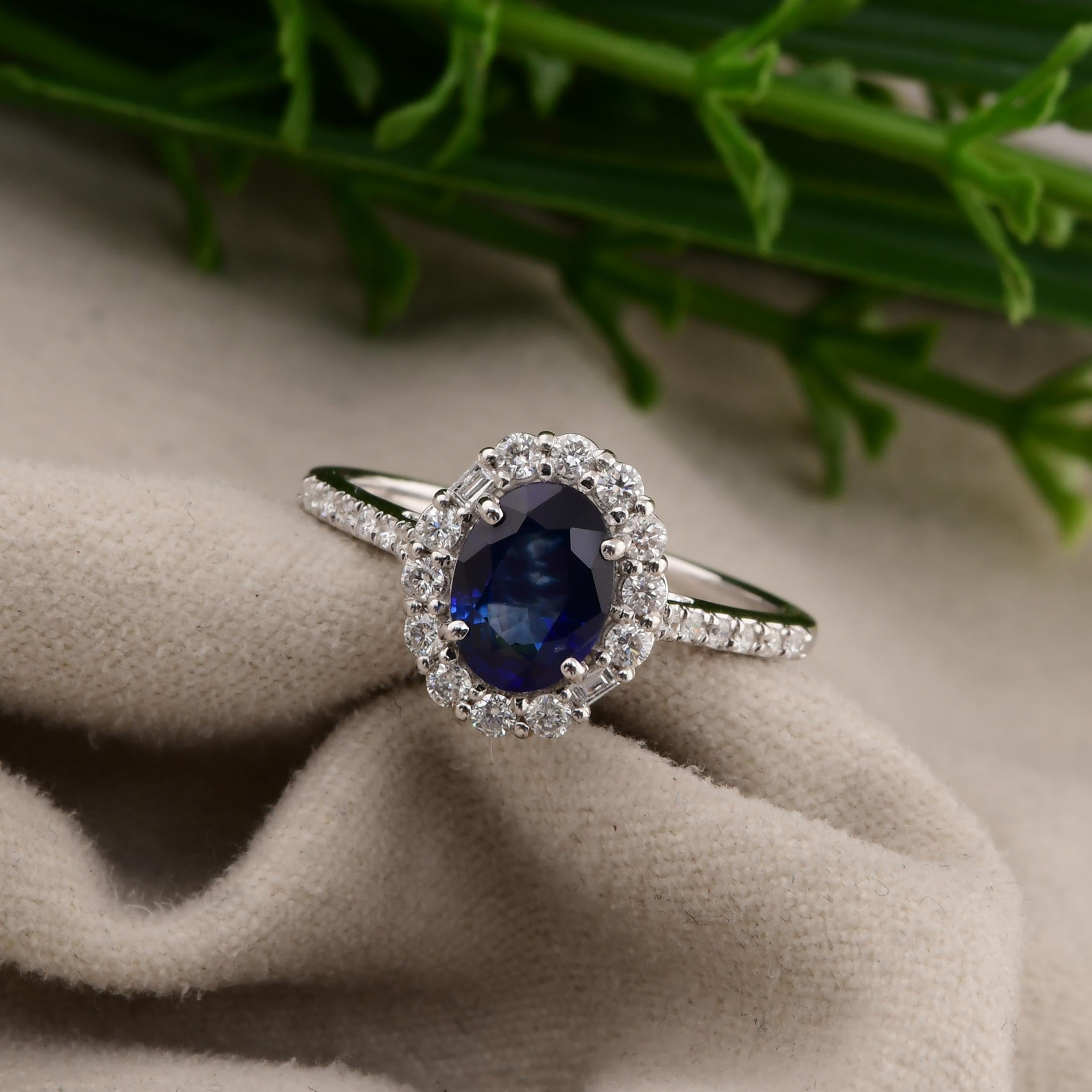 En venta: Zafiro Azul Ovalado Certificado SI/HI Anillo de Compromiso Halo de Diamantes Oro Blanco 18k  6