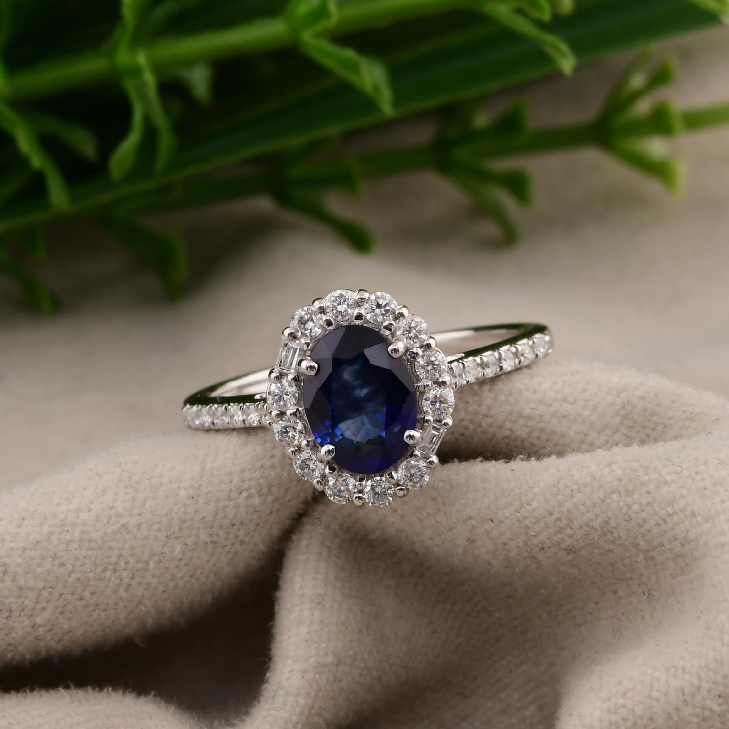En venta: Zafiro Azul Ovalado Certificado SI/HI Anillo de Compromiso Halo de Diamantes Oro Blanco 18k  7