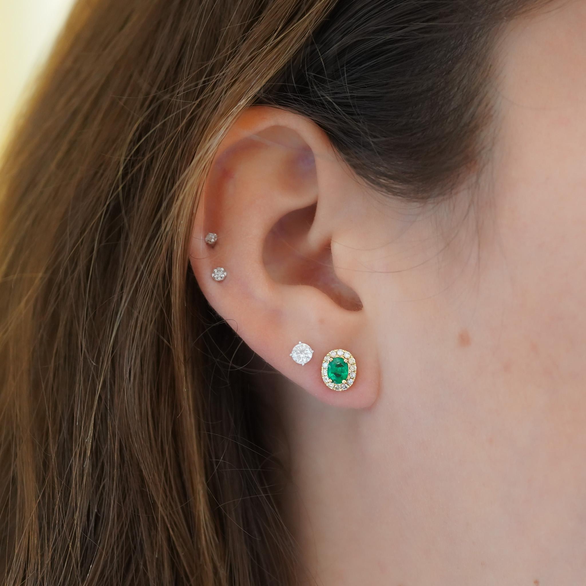 Boucle d'oreille en or 14K avec émeraude ovale certifiée et halo de diamants en vente 2