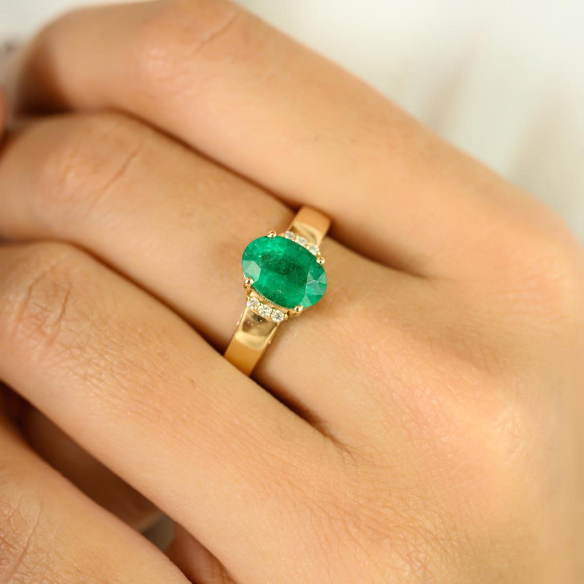 En vente :  Bague solitaire certifiée en or jaune 14k pour mère avec émeraude ovale et diamant 2