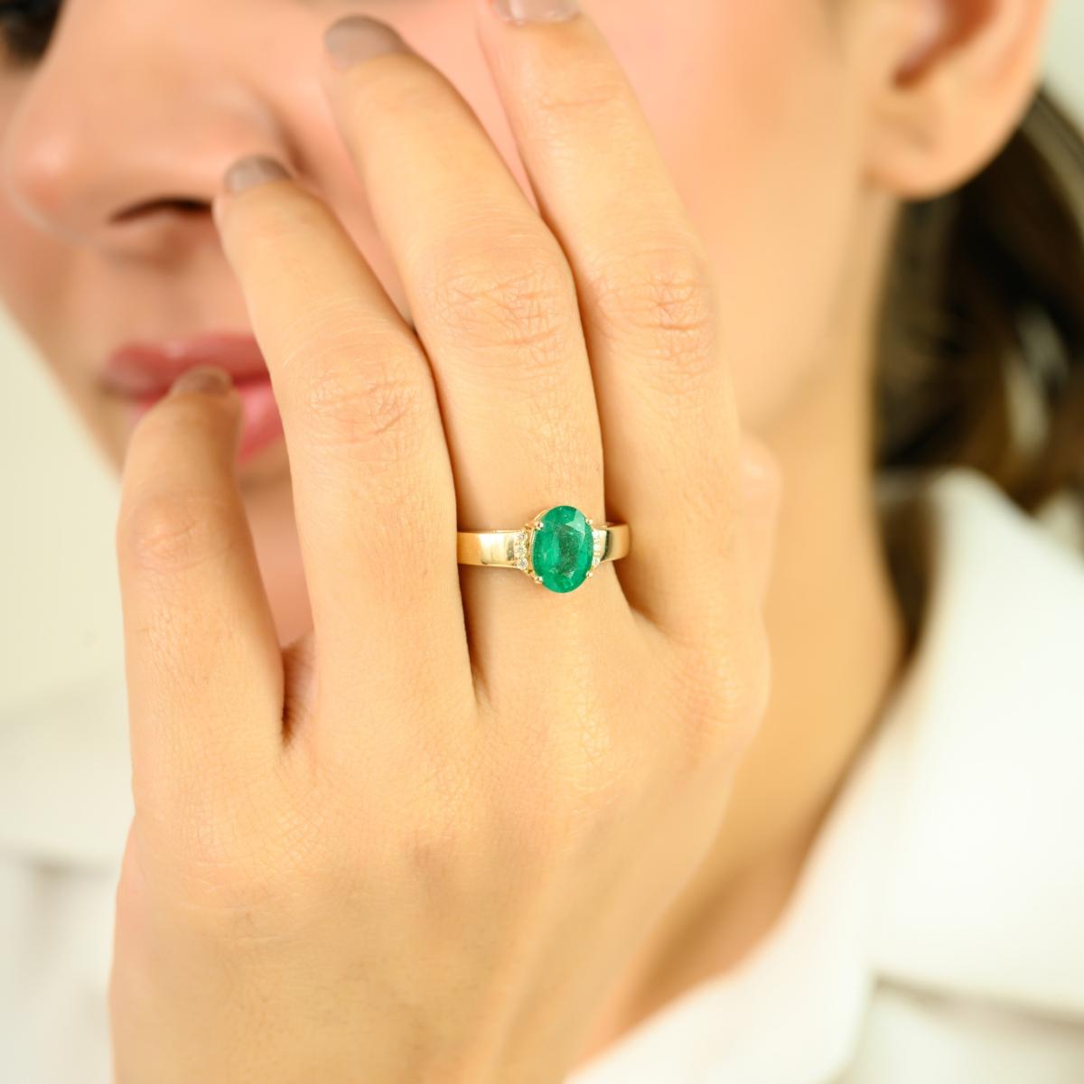 En vente :  Bague solitaire certifiée en or jaune 14k pour mère avec émeraude ovale et diamant 4