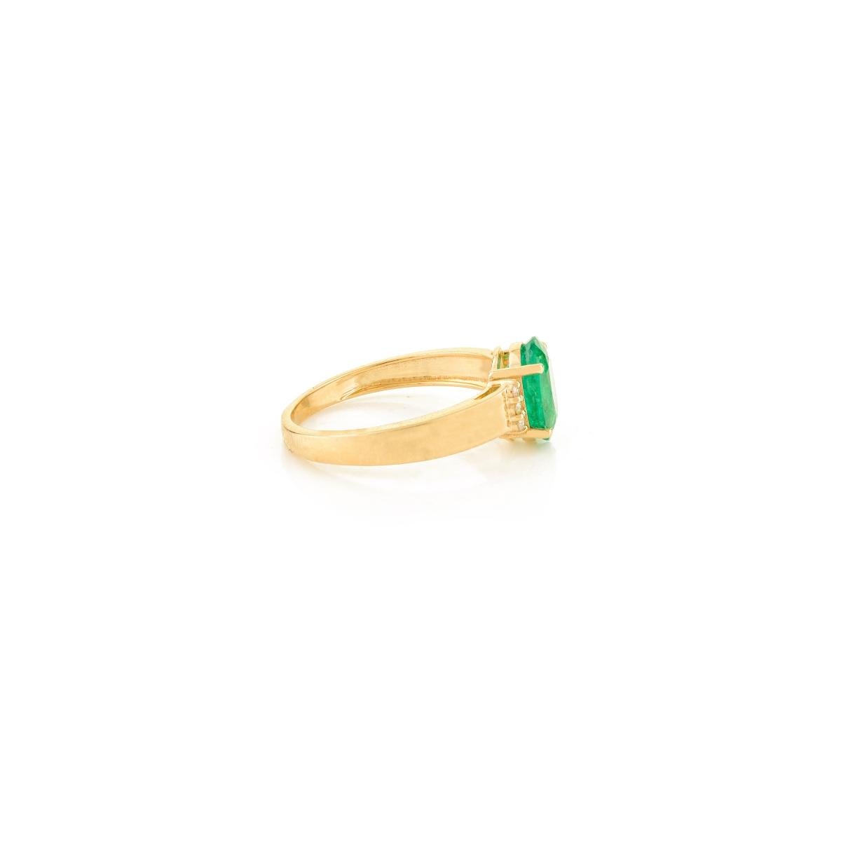 En vente :  Bague solitaire certifiée en or jaune 14k pour mère avec émeraude ovale et diamant 6
