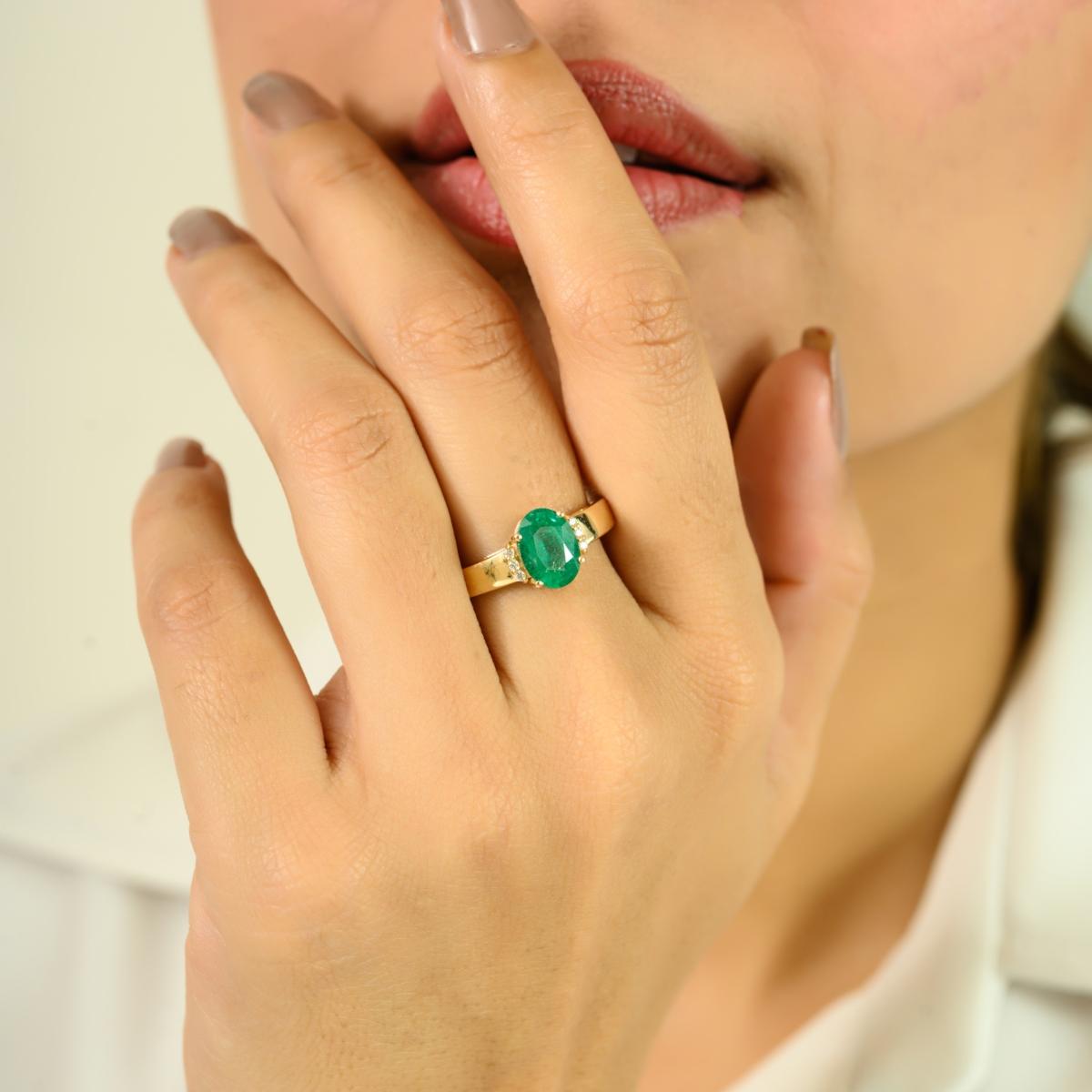 En vente :  Bague solitaire certifiée en or jaune 14k pour mère avec émeraude ovale et diamant 7