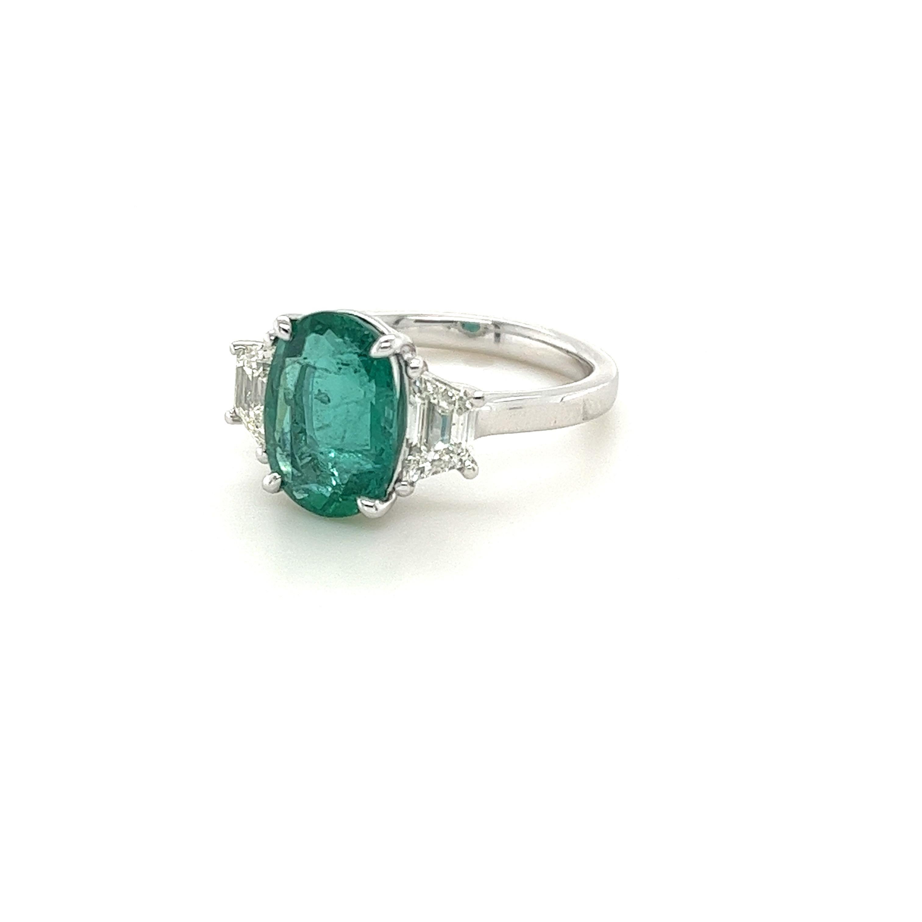 Zertifizierter ovaler Smaragd von 3,32 Karat
Abmessungen (11,44x8,15x5,57) mm
Diamanten mit einem Gewicht von 0,88 Karat
H VS2-SI1
In Platin gefasster Ring
7.77 g