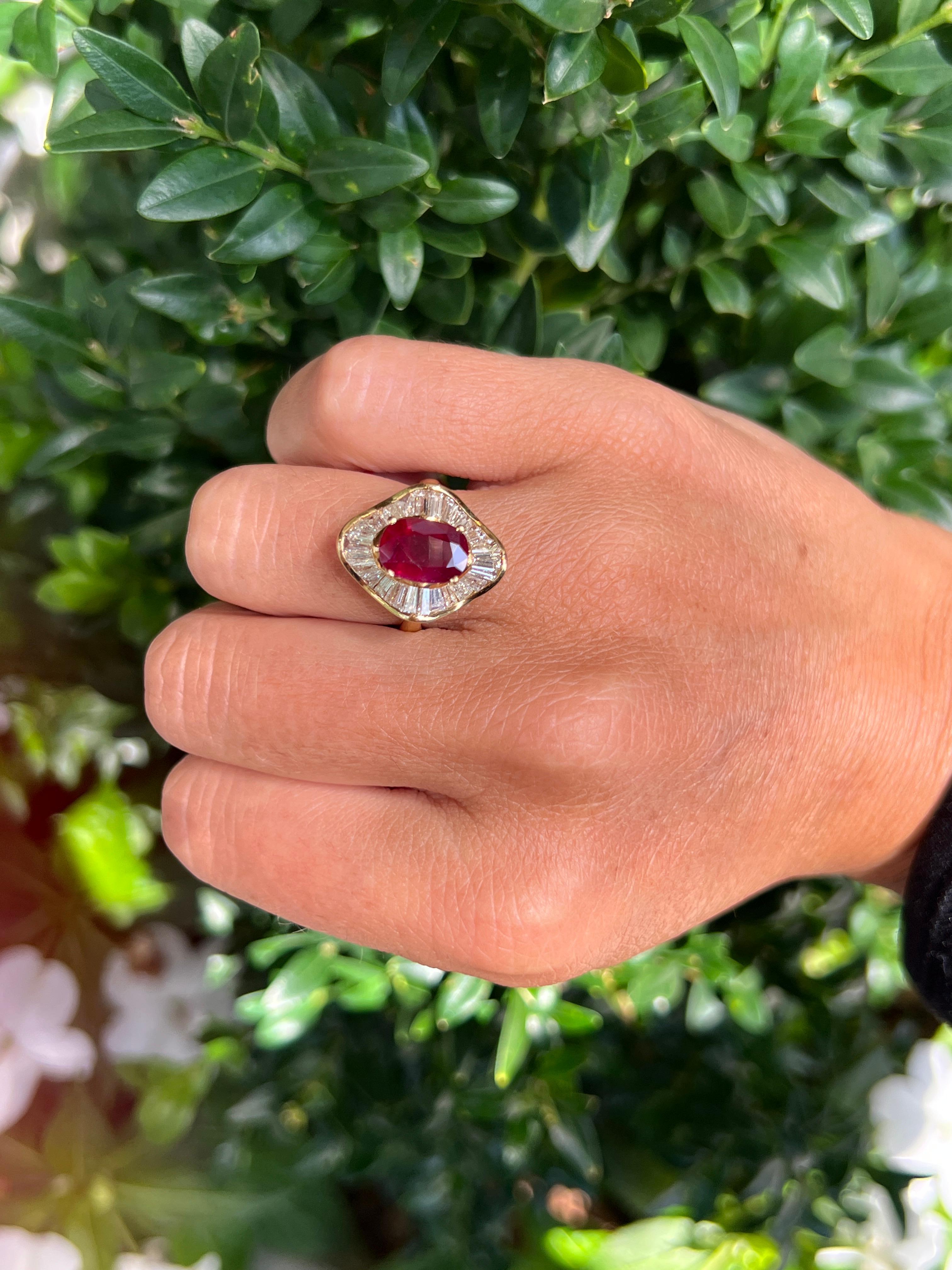Anillo Bailarina de Rubíes y Diamantes Ovalados Certificados

 Anillo con un rubí de talla oval rodeado de diamantes baguette.

Peso del rubí: 2,02 quilates 

Tamaño del anillo: 4.5

Redimensionamiento gratuito 

Acompañado de certificado AGL 

Tipo