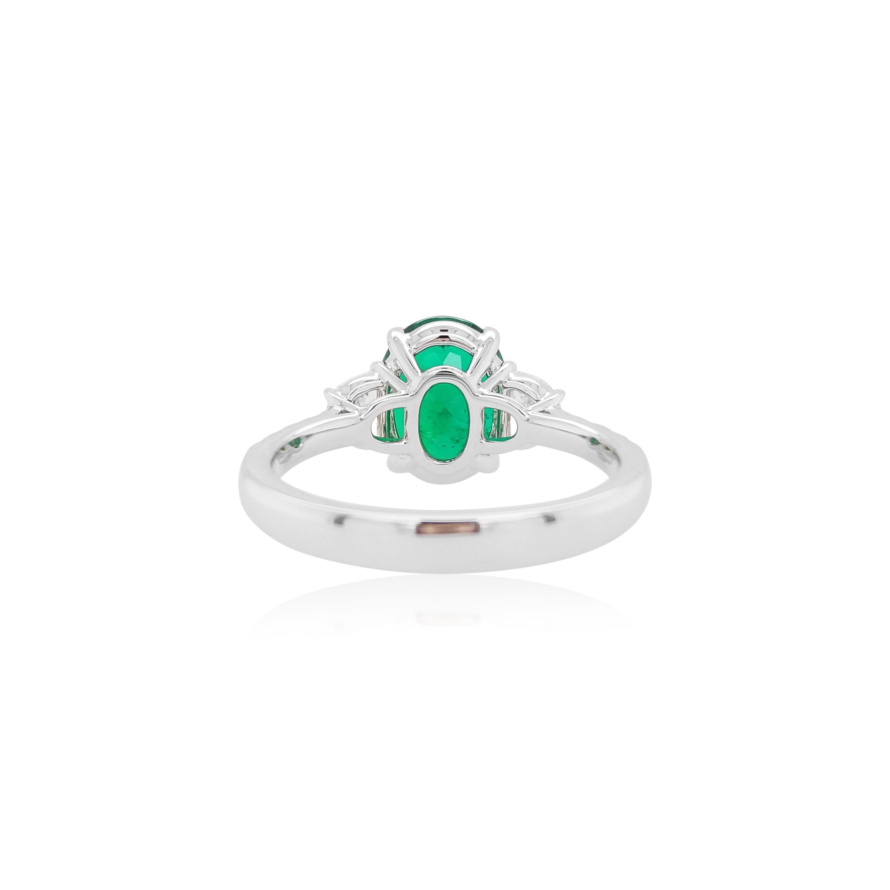 Questo anello mette in mostra uno smeraldo colombiano dal taglio ovale certificato GRS, ammirato per la sua vivida tonalità verde e la sua eccezionale purezza. Con una valorizzazione insignificante, lo smeraldo conserva la sua bellezza naturale e la