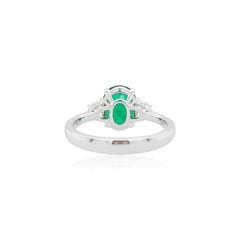 Certified Oval shape Colombian Emerald and Natural White Diamond 18K Gold Ring