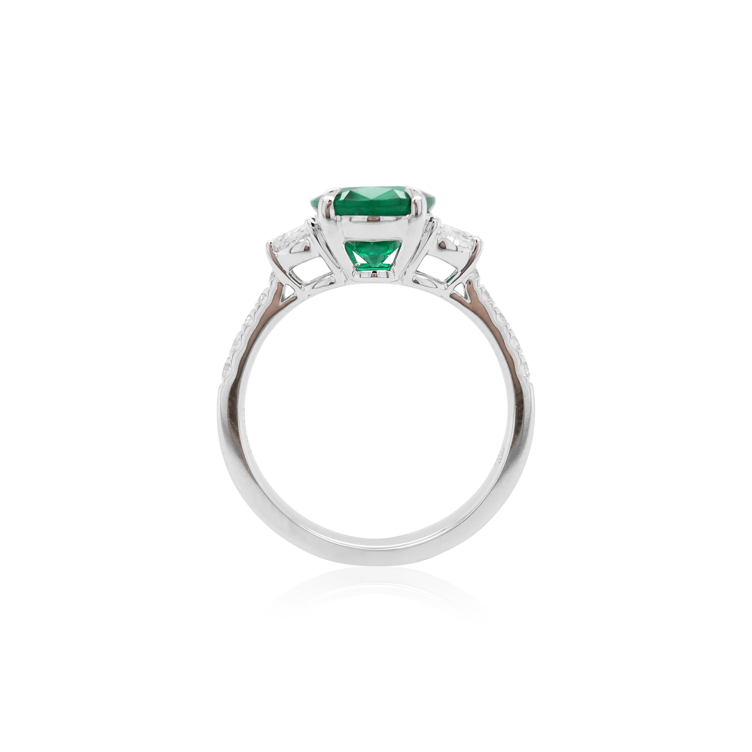 Contemporaneo Anello con smeraldo colombiano ovale certificato e diamante bianco naturale in oro 18 carati in vendita