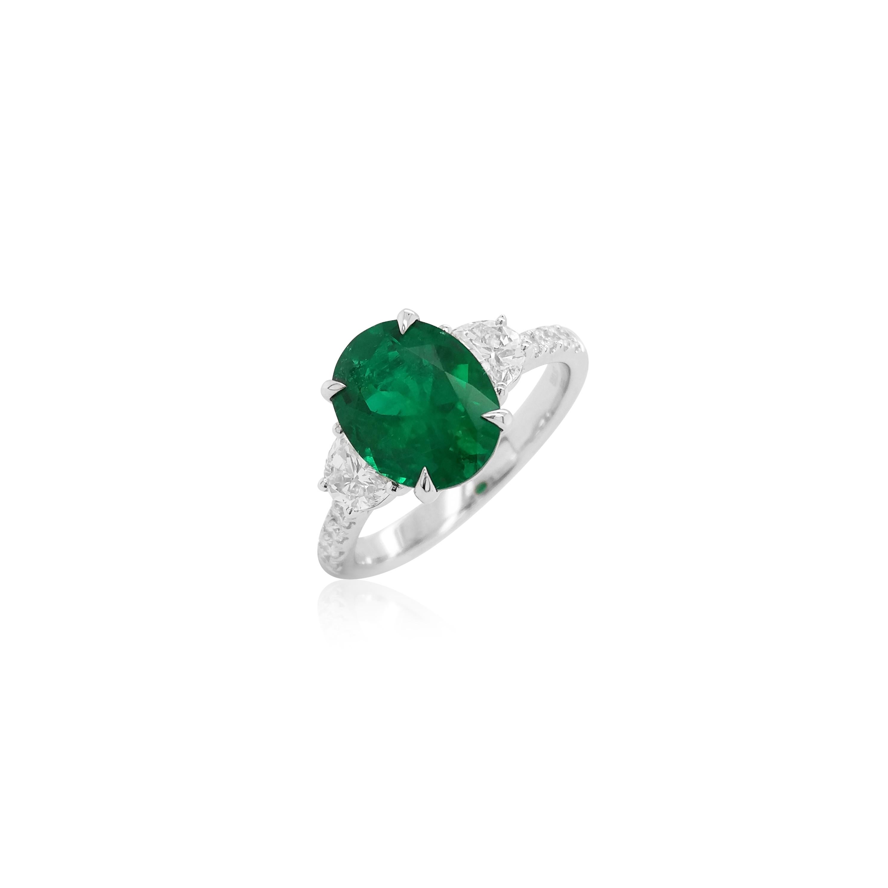 Taglio ovale Anello con smeraldo colombiano ovale certificato e diamante bianco naturale in oro 18 carati in vendita
