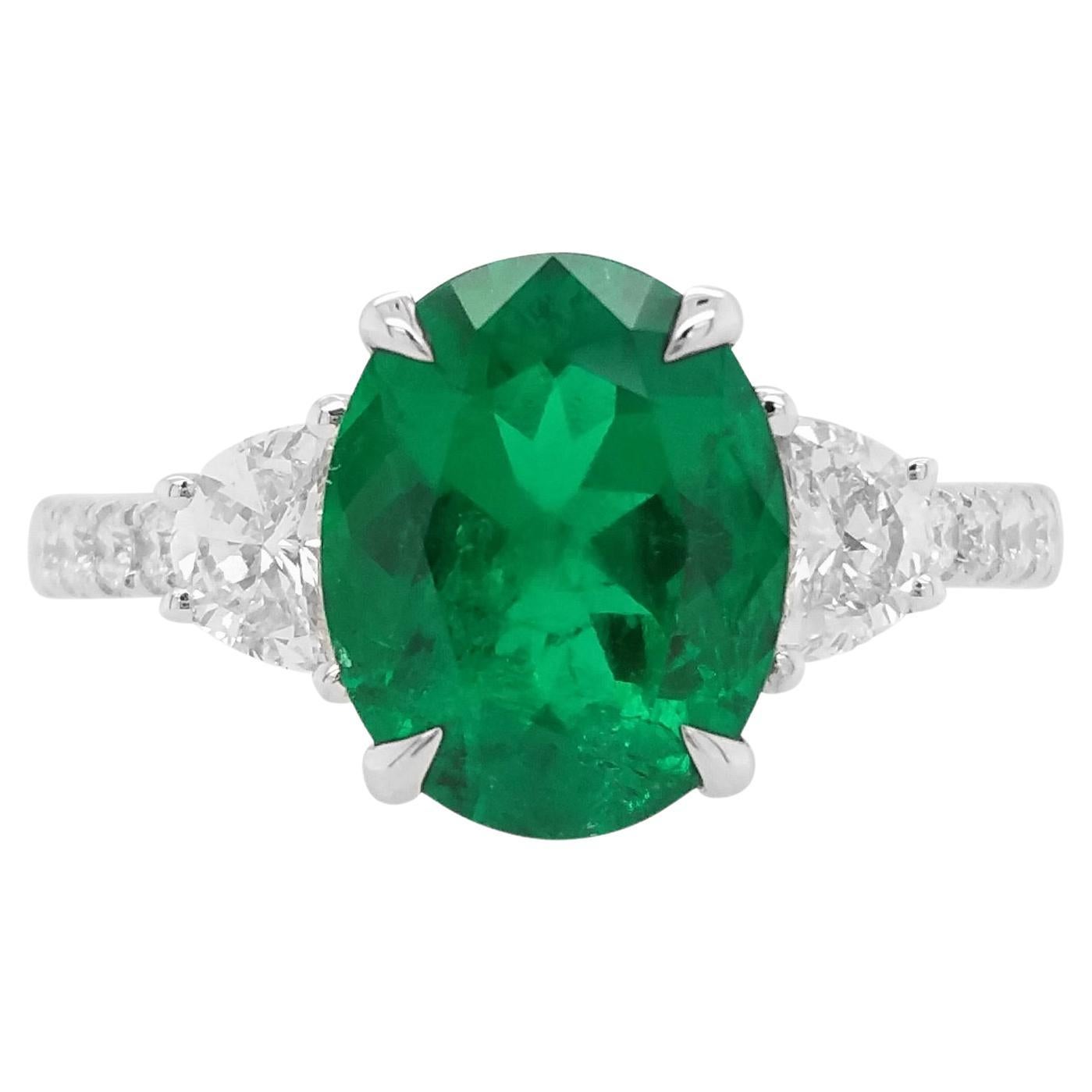 Anello con smeraldo colombiano ovale certificato e diamante bianco naturale in oro 18 carati in vendita