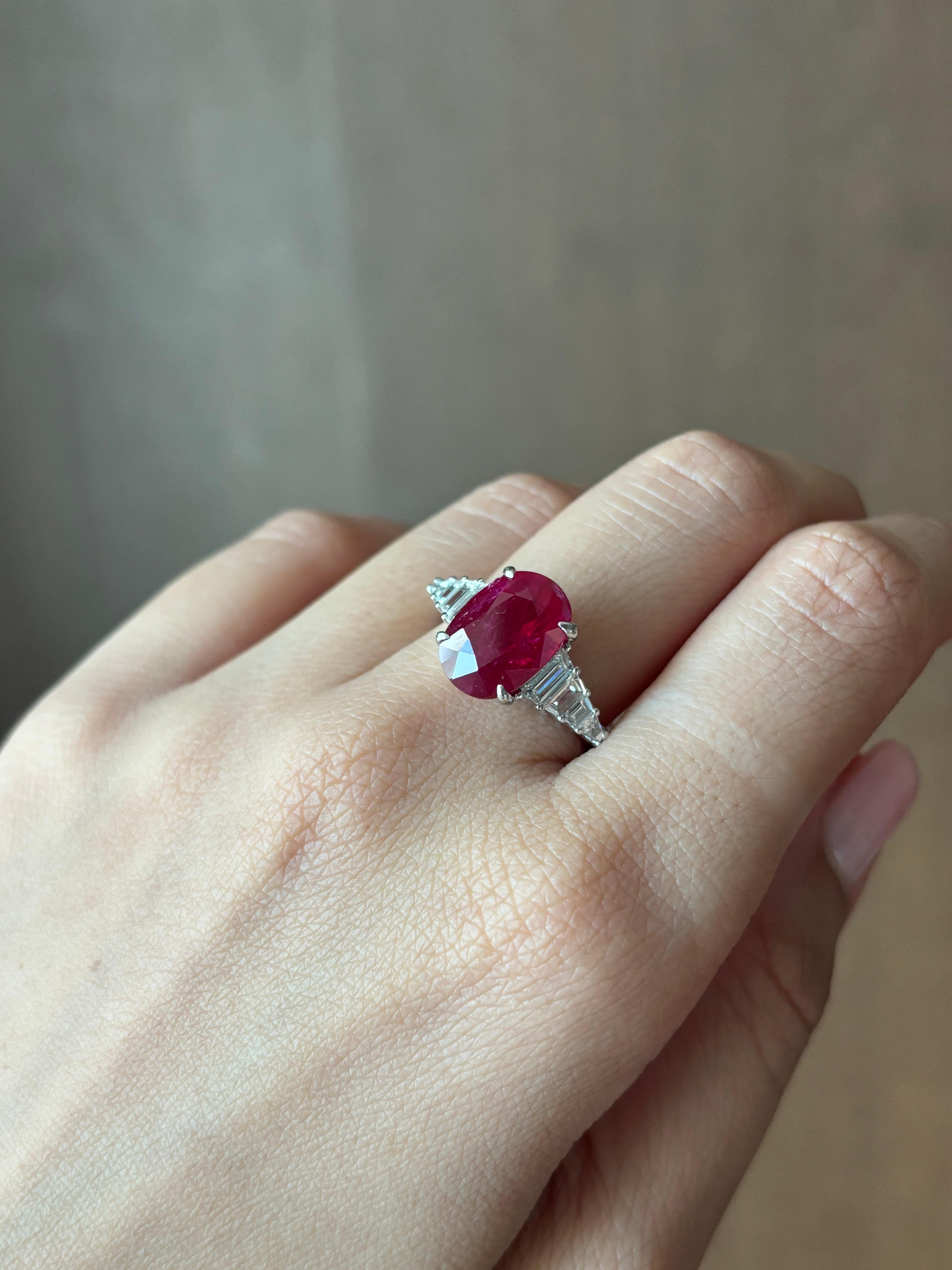 Anello di fidanzamento con pietra laterale di diamante e rubino di forma ovale certificato in vendita 2