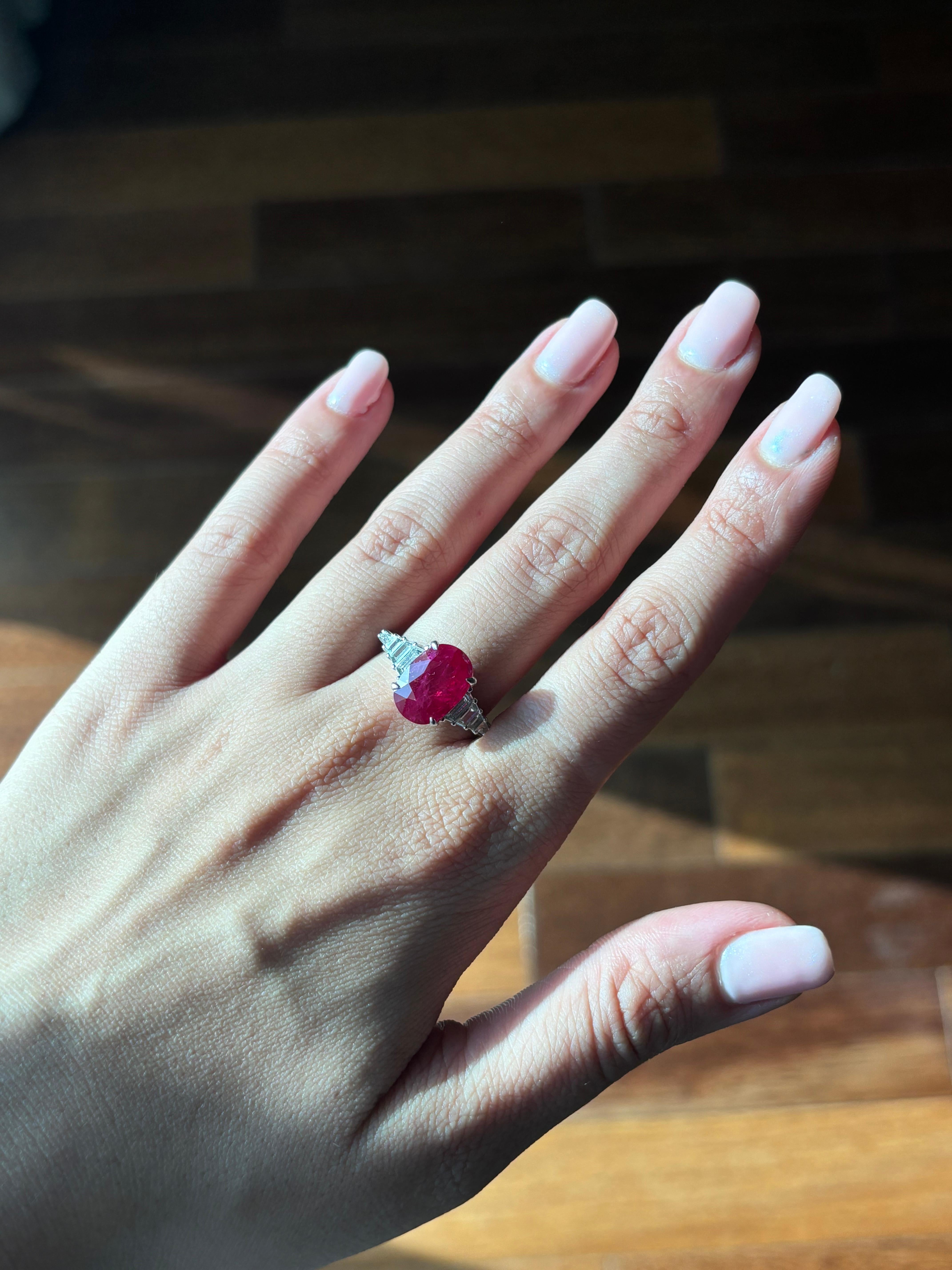 Anello di fidanzamento con pietra laterale di diamante e rubino di forma ovale certificato in vendita 3