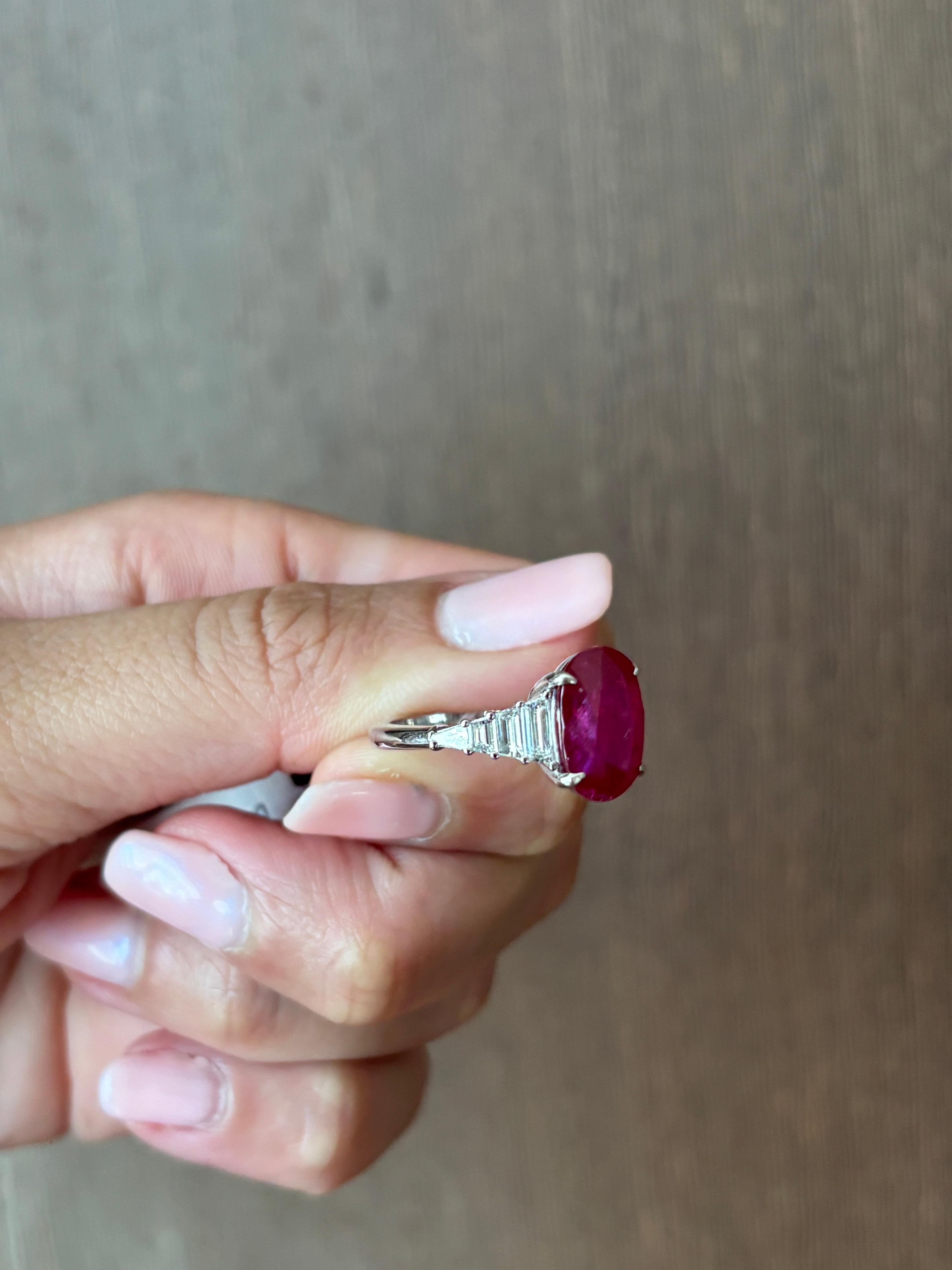 Anello di fidanzamento con pietra laterale di diamante e rubino di forma ovale certificato in vendita 4