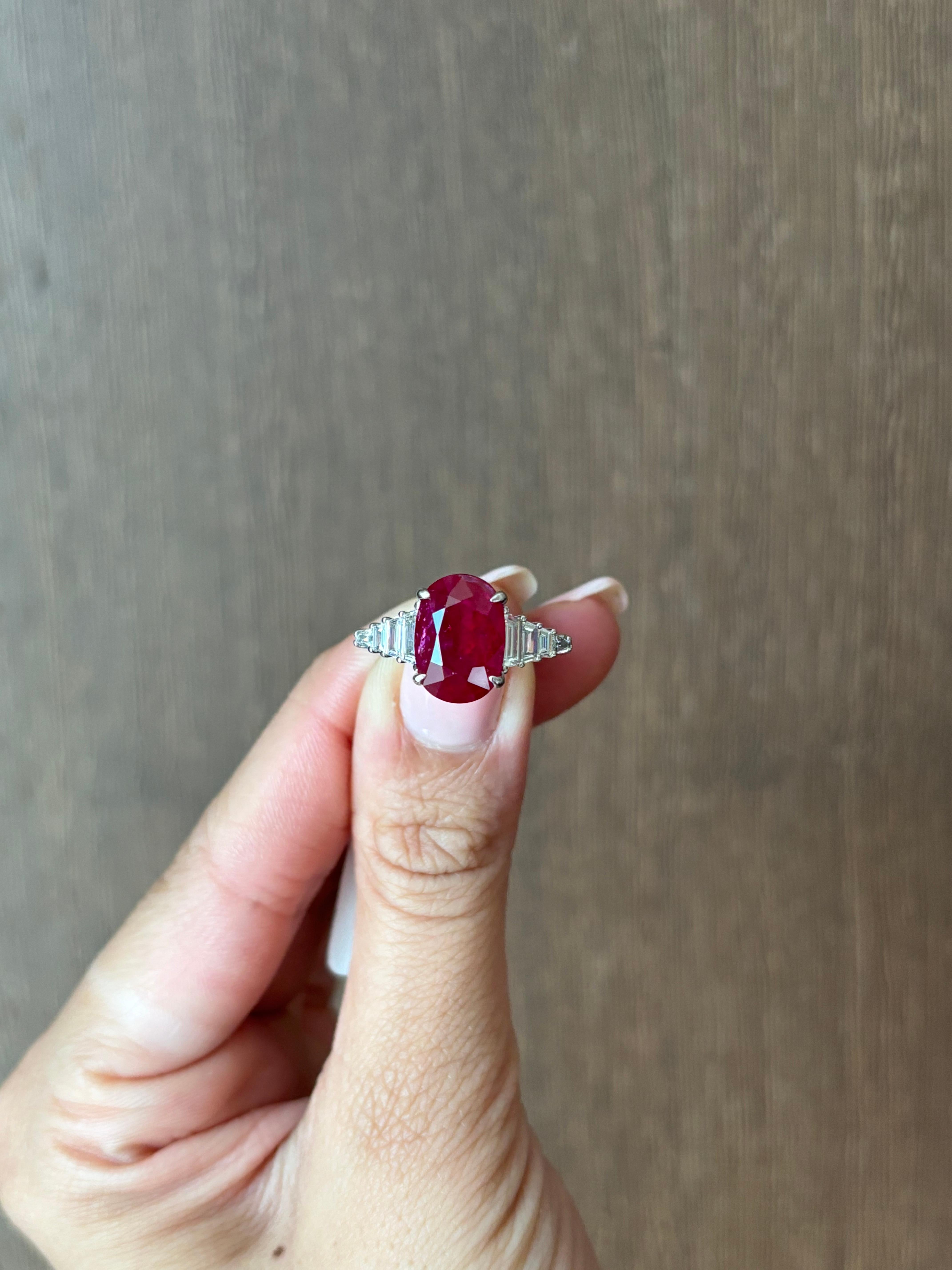 Anello di fidanzamento con pietra laterale di diamante e rubino di forma ovale certificato in vendita 5