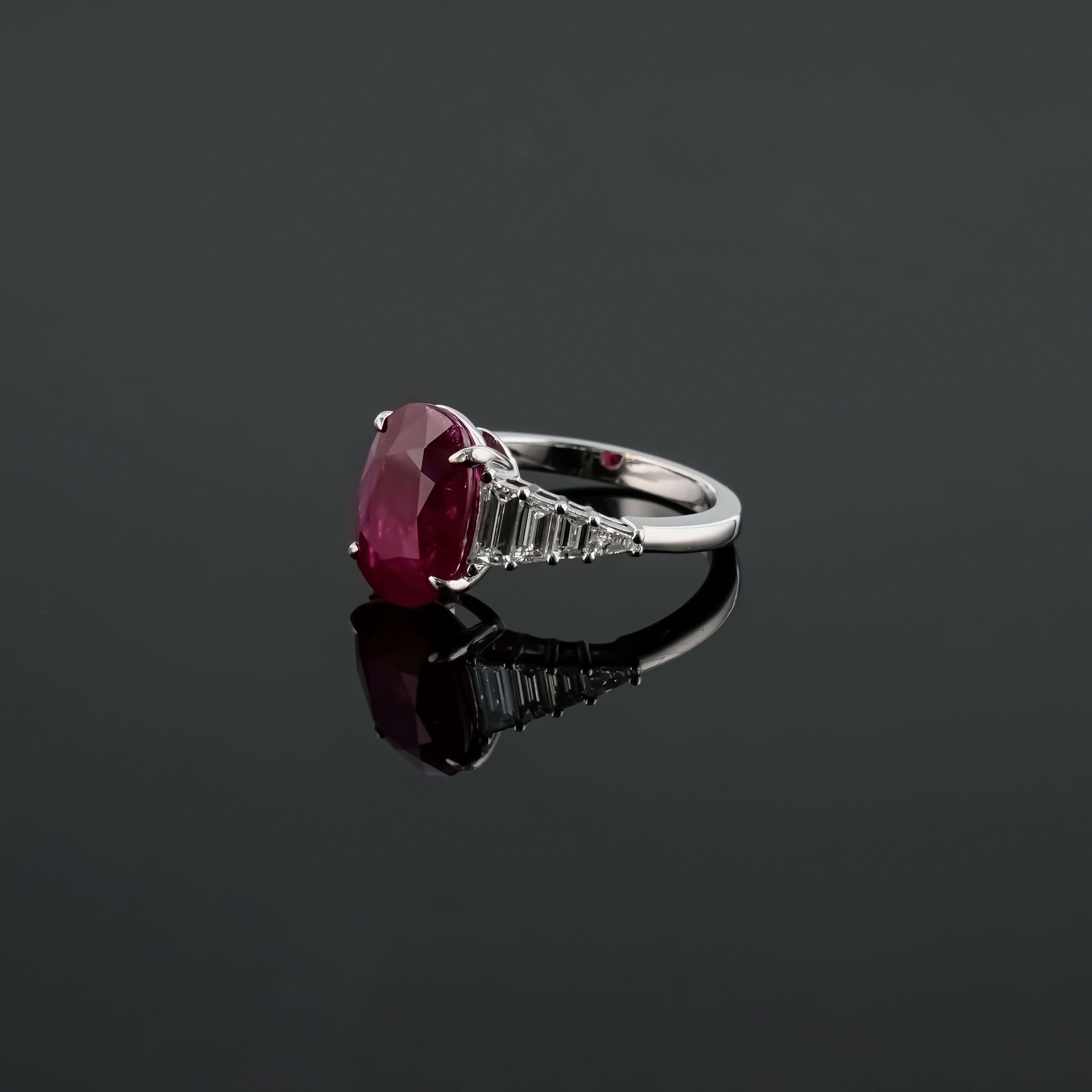 Moderno Anello di fidanzamento con pietra laterale di diamante e rubino di forma ovale certificato in vendita