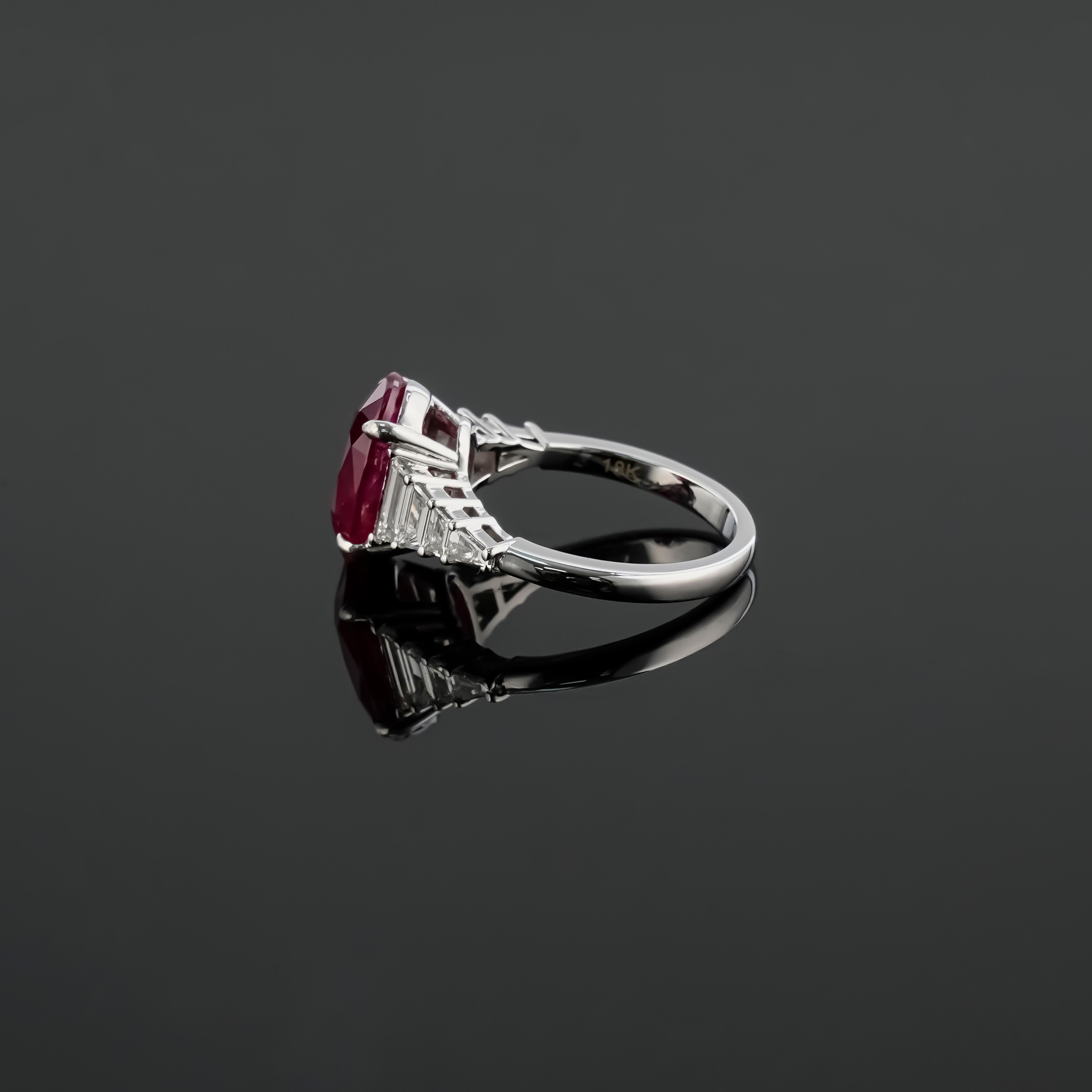 Taglio ovale Anello di fidanzamento con pietra laterale di diamante e rubino di forma ovale certificato in vendita