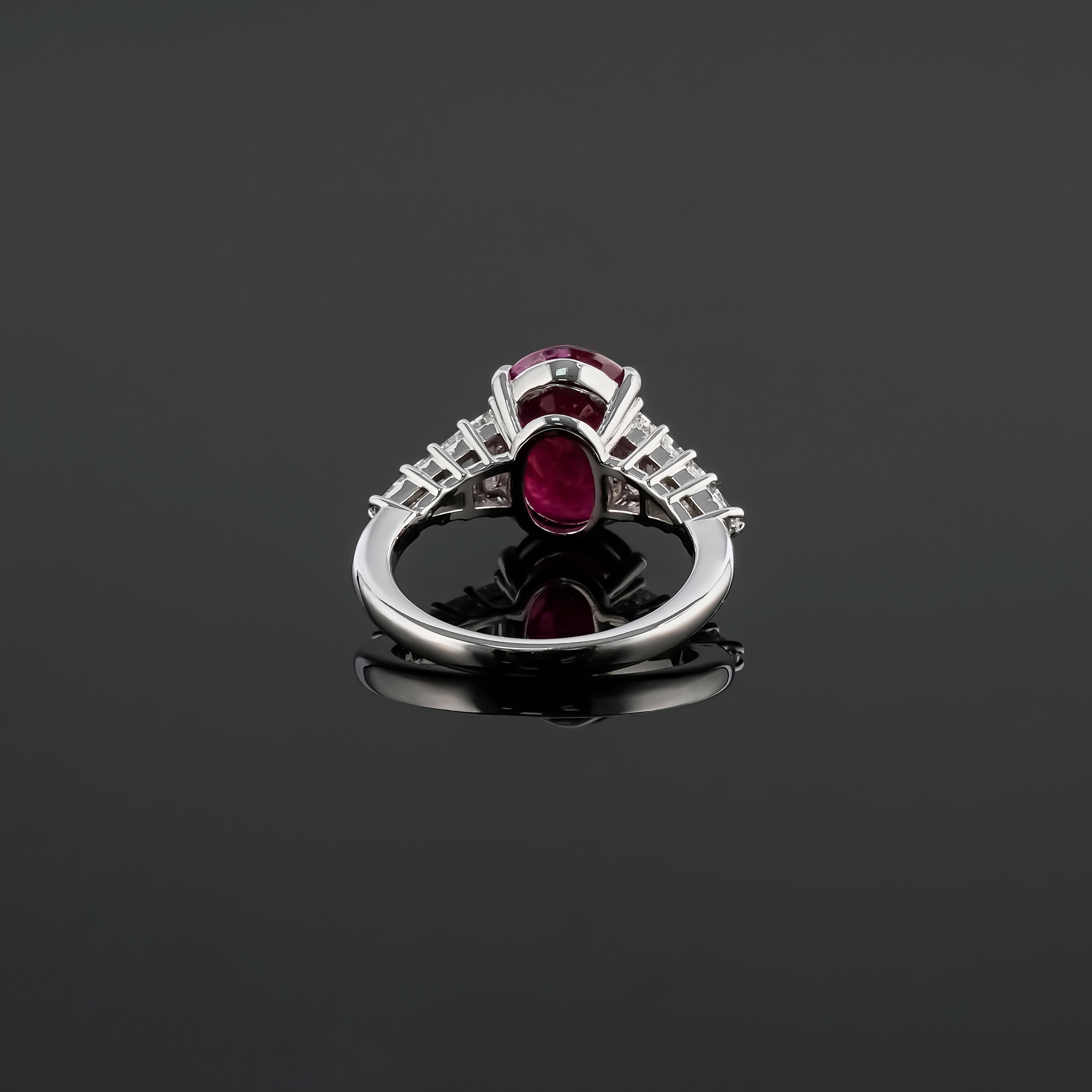 Anello di fidanzamento con pietra laterale di diamante e rubino di forma ovale certificato In condizioni Nuovo in vendita a Bangkok, Thailand