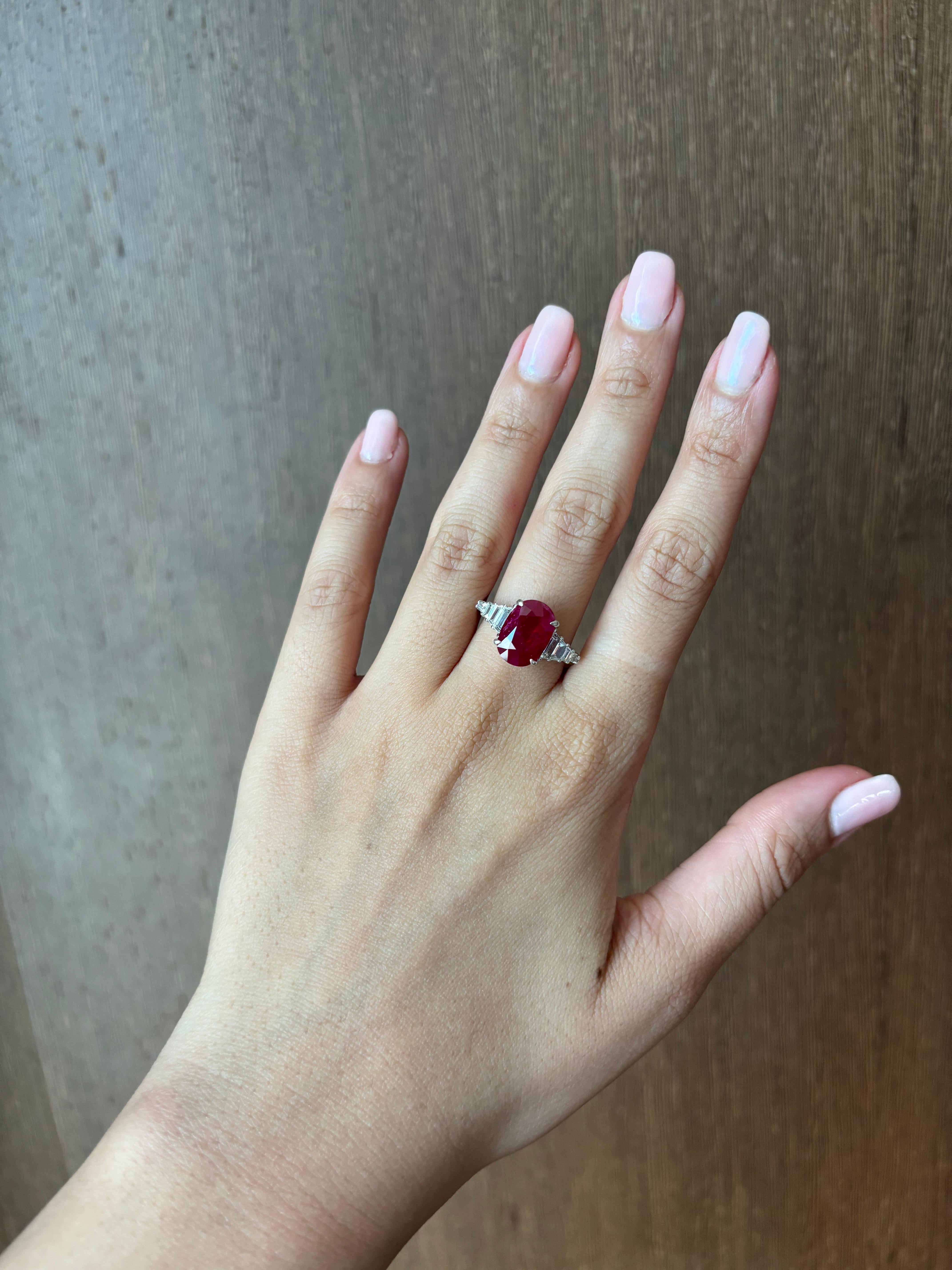 Donna Anello di fidanzamento con pietra laterale di diamante e rubino di forma ovale certificato in vendita