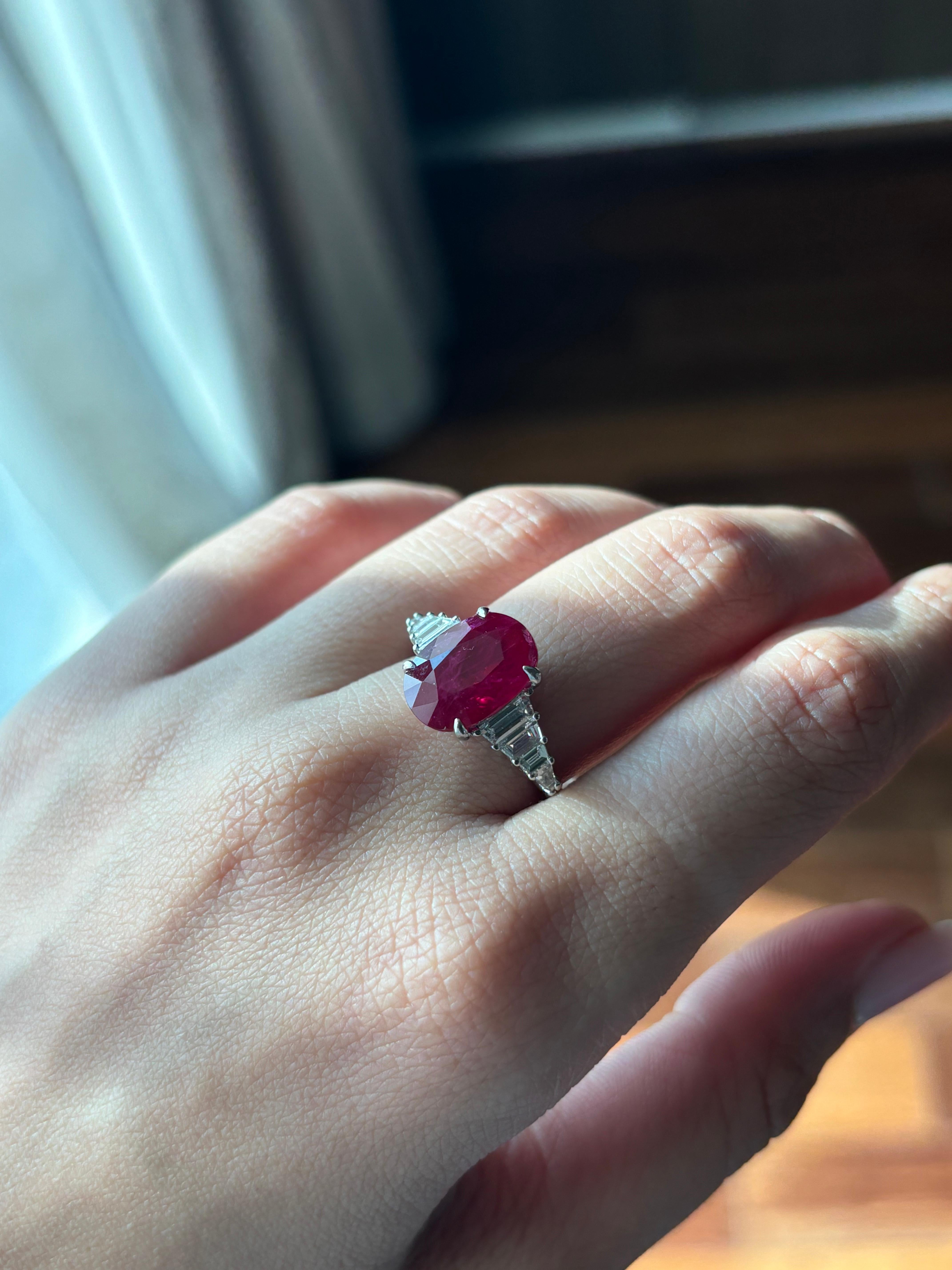Anello di fidanzamento con pietra laterale di diamante e rubino di forma ovale certificato in vendita 1