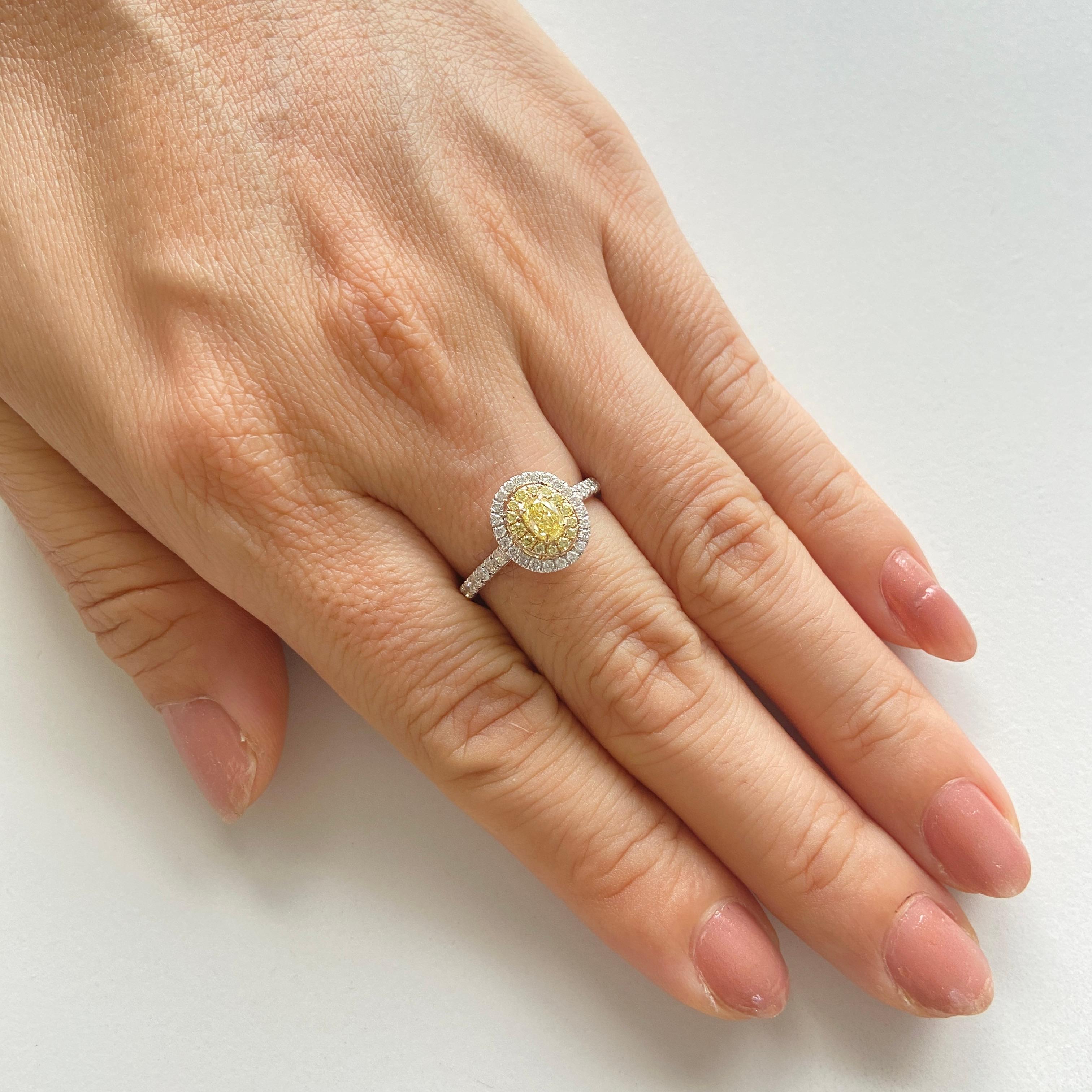 Anello con diamante giallo di forma ovale certificato in oro 18 carati e platino In condizioni Nuovo in vendita a Hong Kong, HK