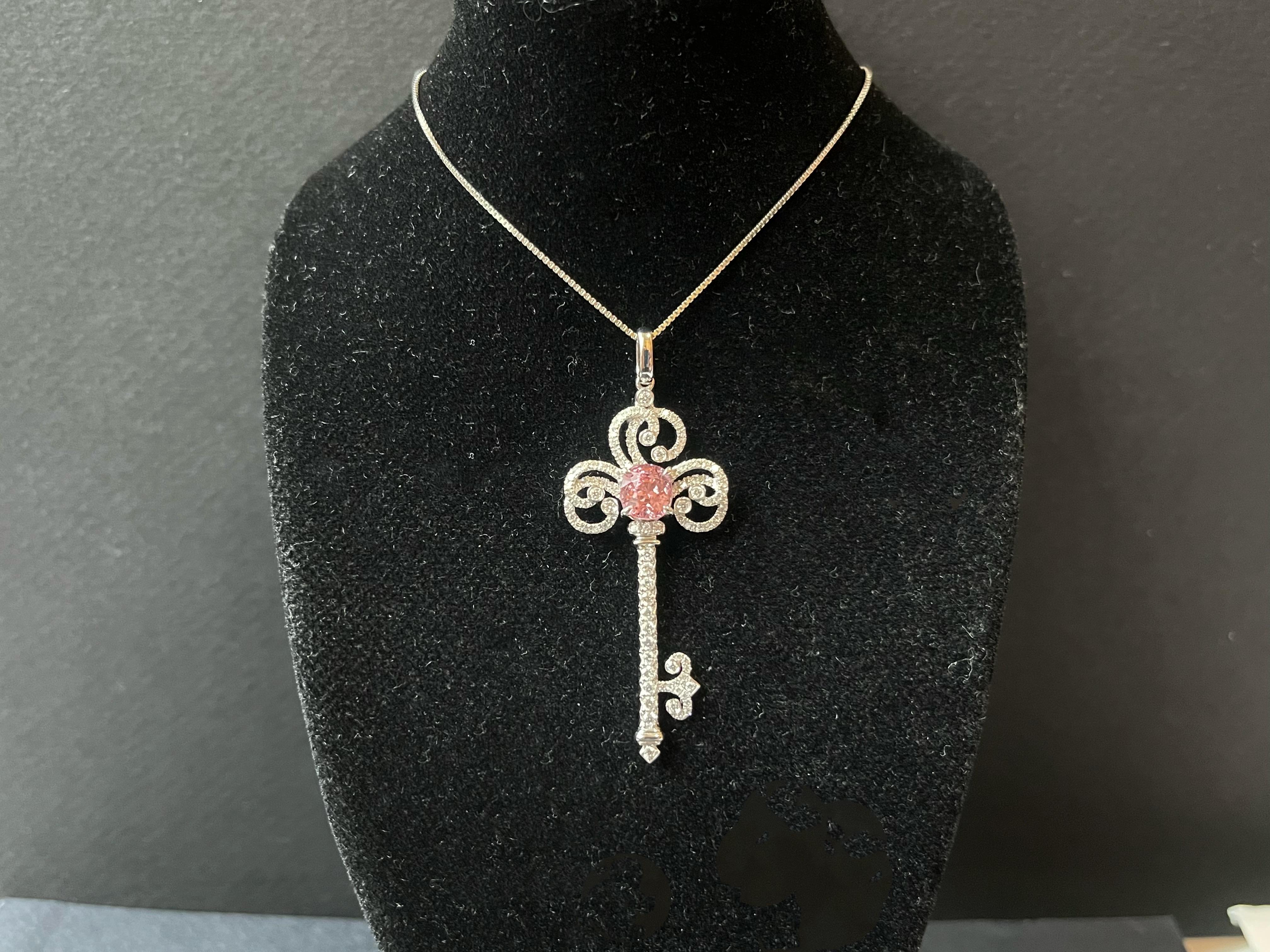 Ciondolo con chiave di diamante e zaffiro Padparadscha certificato in oro bianco 18 carati in vendita 4