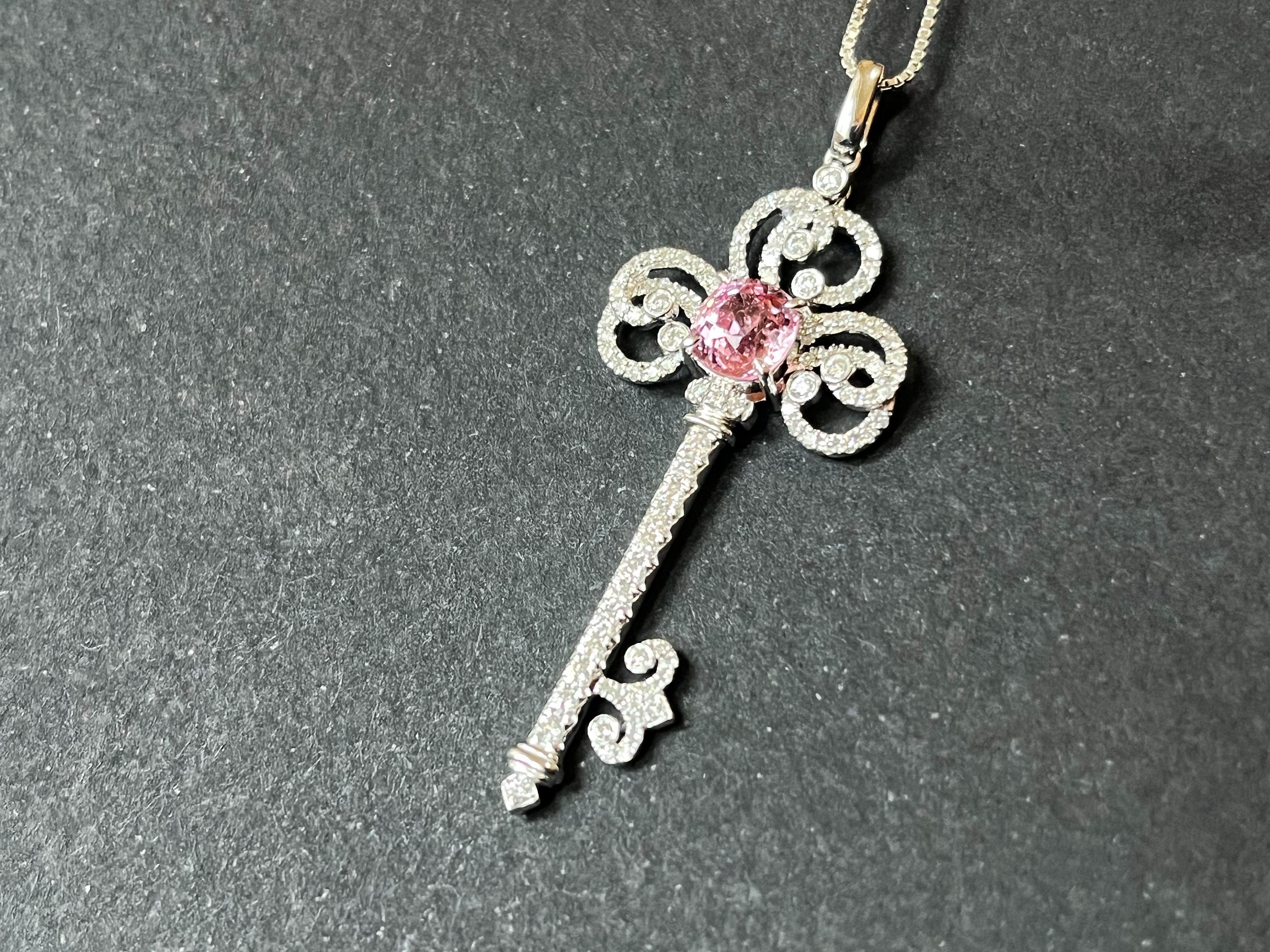 Art Déco Ciondolo con chiave di diamante e zaffiro Padparadscha certificato in oro bianco 18 carati in vendita