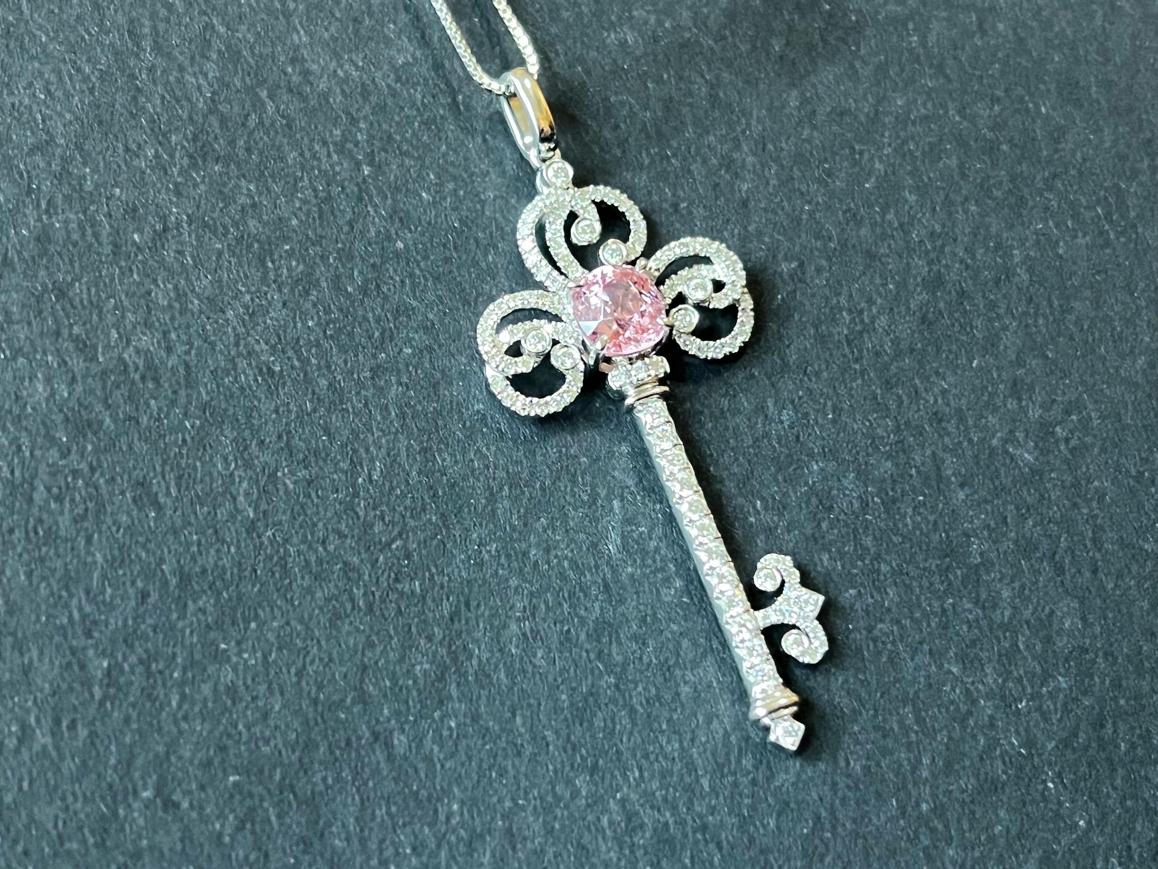 Ciondolo con chiave di diamante e zaffiro Padparadscha certificato in oro bianco 18 carati In condizioni Nuovo in vendita a Kowloon, HK