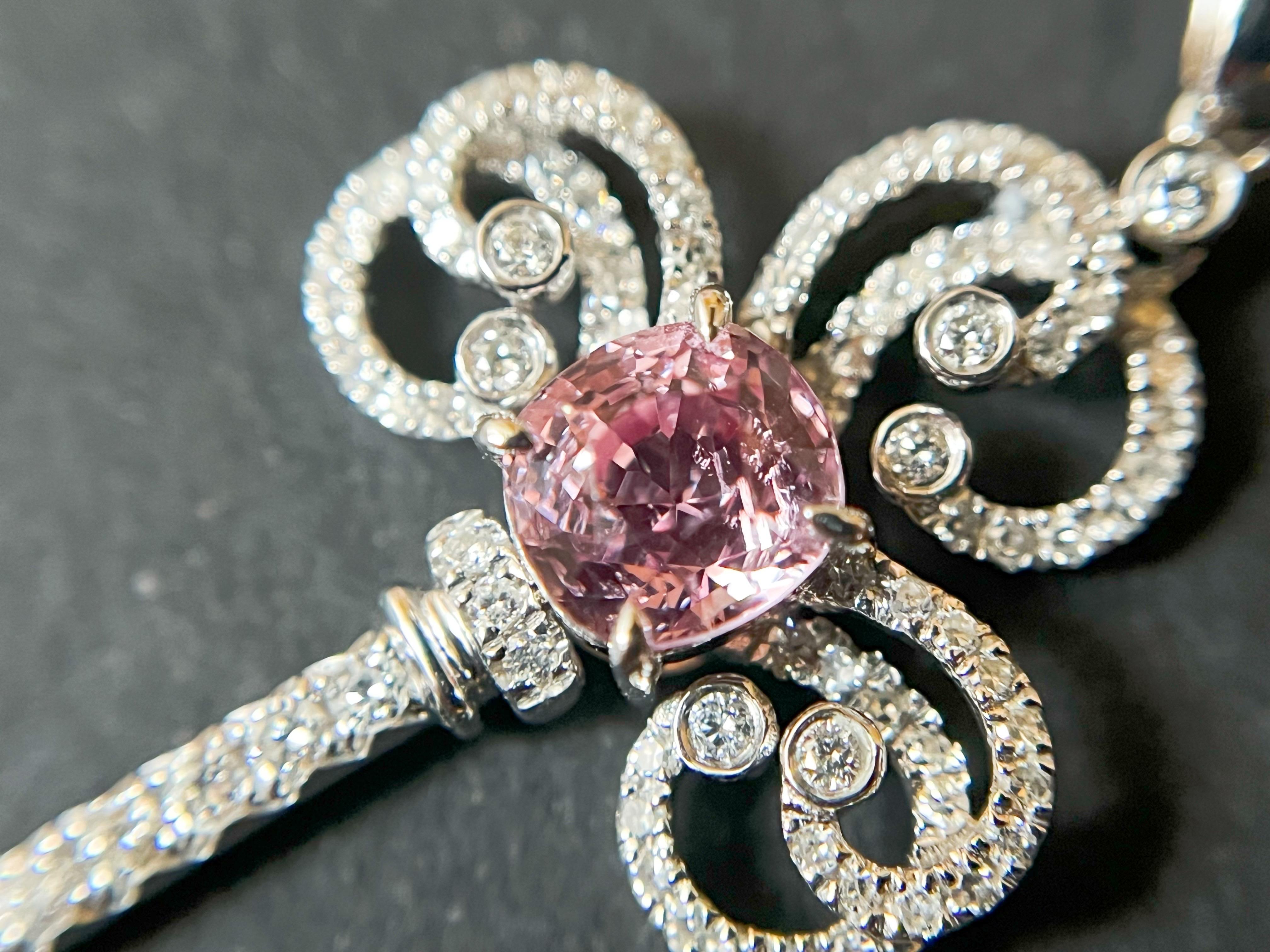 Ciondolo con chiave di diamante e zaffiro Padparadscha certificato in oro bianco 18 carati in vendita 2