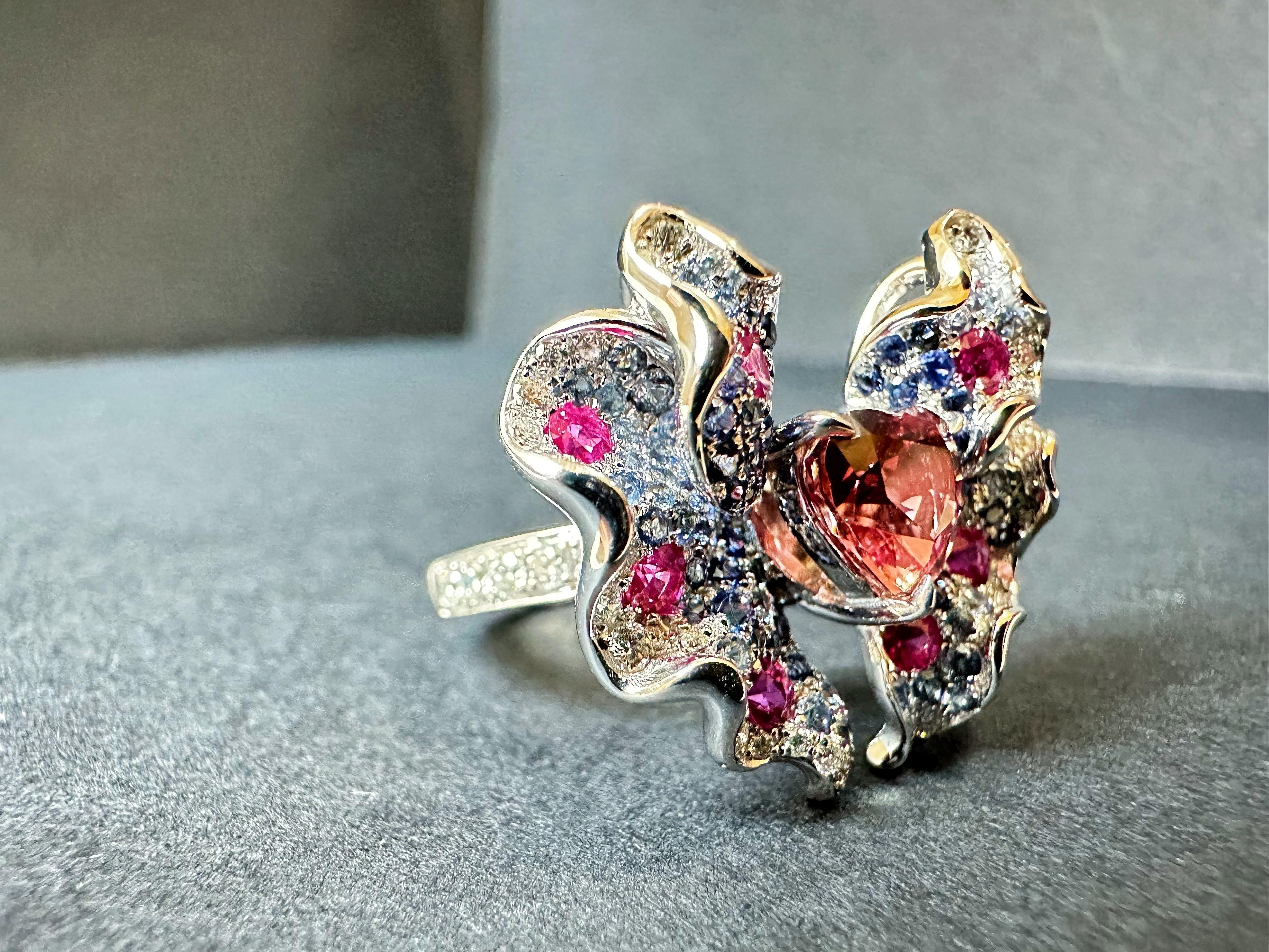 Art Déco Anello e ciondolo in oro bianco 18 carati con zaffiro padparadscha certificato e farfalla in vendita