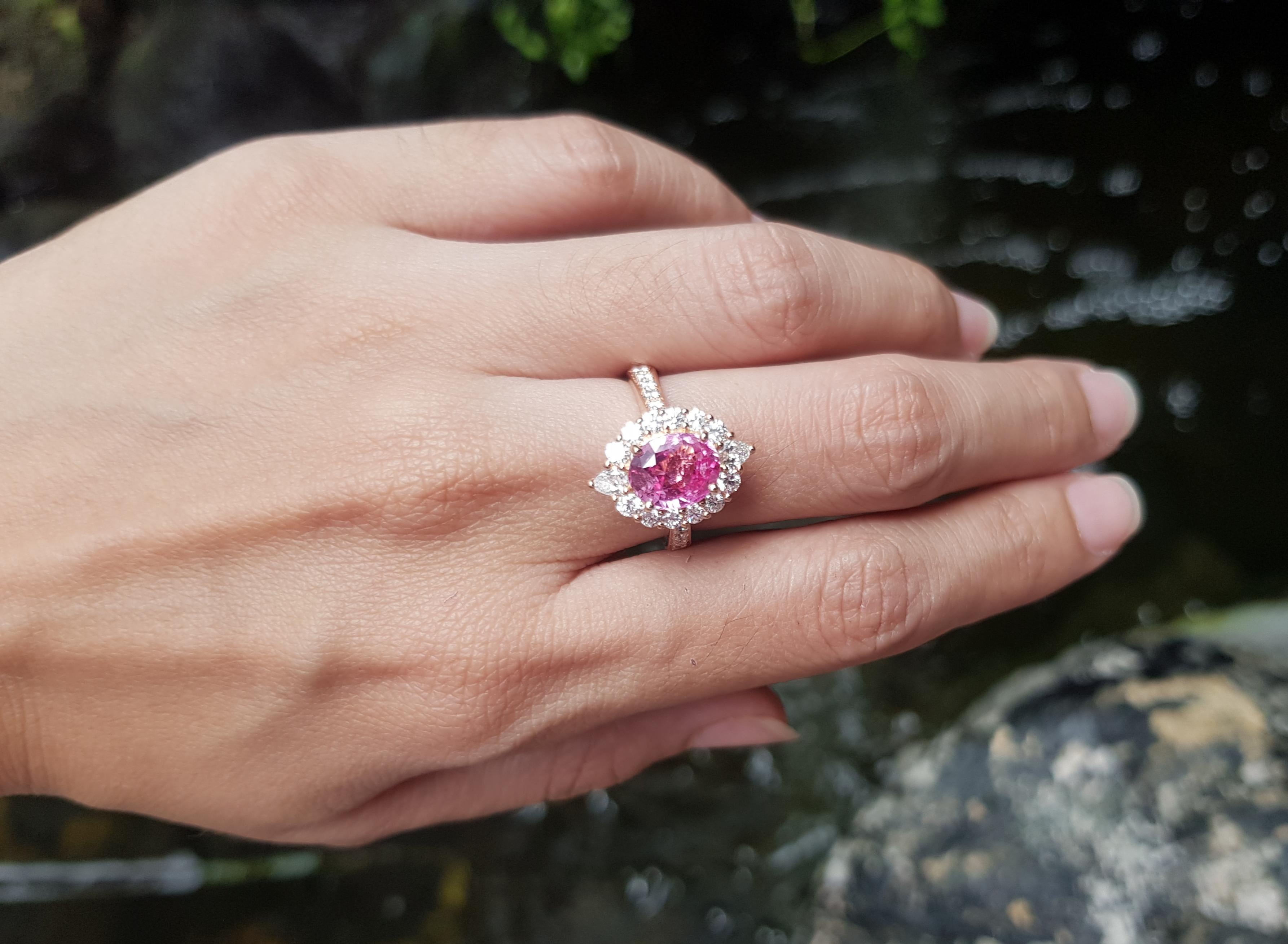 Bague en Padparadscha 2,54 carats avec diamant 0,90 carat sertie dans une monture en or rose 18 carats

Largeur :  1,2 cm 
Longueur : 1,7 cm
Taille de l'anneau : 52
Poids total : 6,61 grammes

Padparadscha
Largeur :  0.7 cm 
Longueur : 0,9